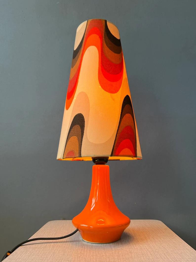 Ère spatiale Lampe de table orange de l'ère spatiale à motif de fleurs et base rouge en céramique, milieu du siècle dernier en vente
