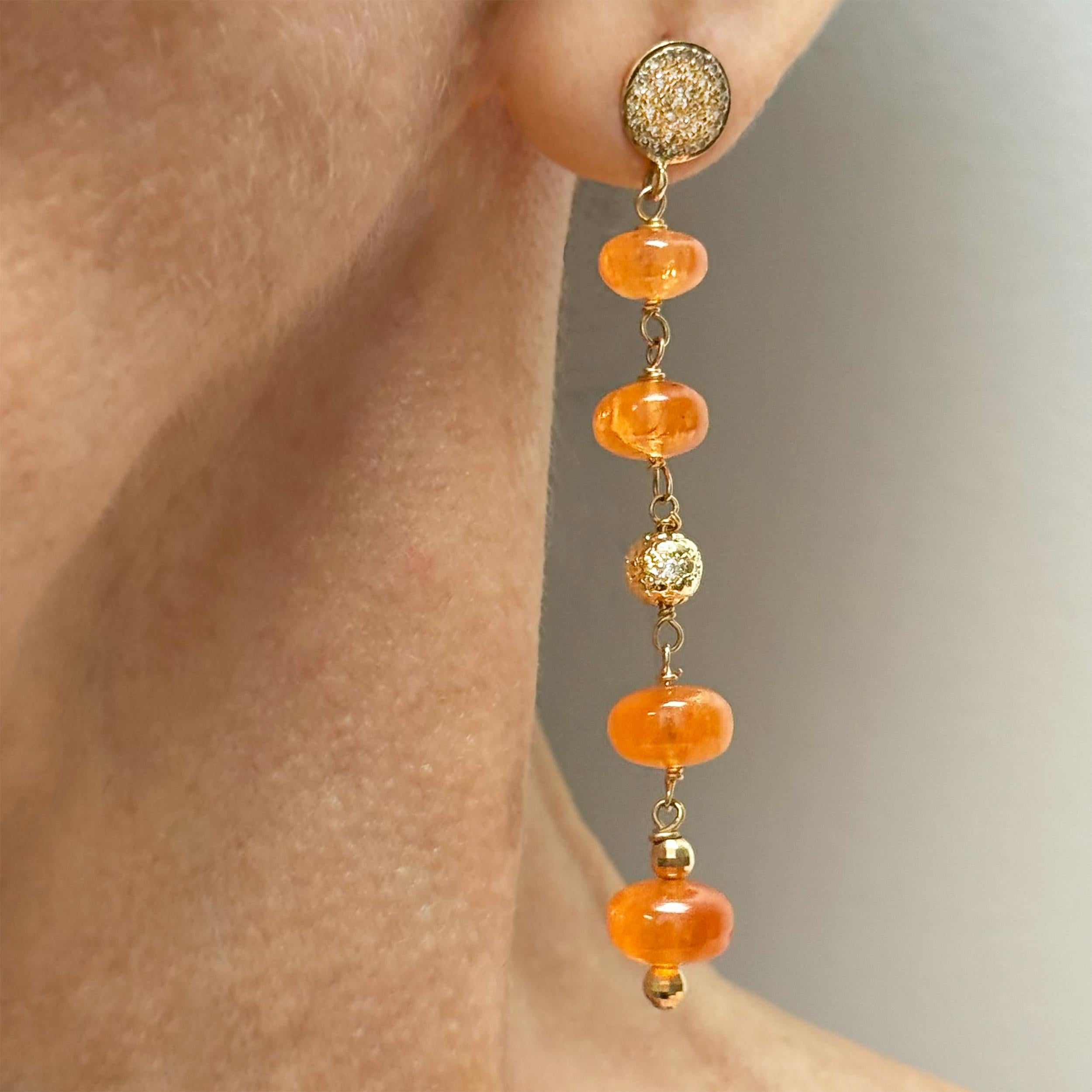 Description
Vibrant grenat spessartite avec or jaune 14k et diamants pavés. 
Article # E3372
Découvrez les colliers assortis (voir photos), référence N3703 (long) et N3796 (multi-brins). 

Matériaux et poids
Spessartite, 31cts, 7.5-8.5mm, forme de