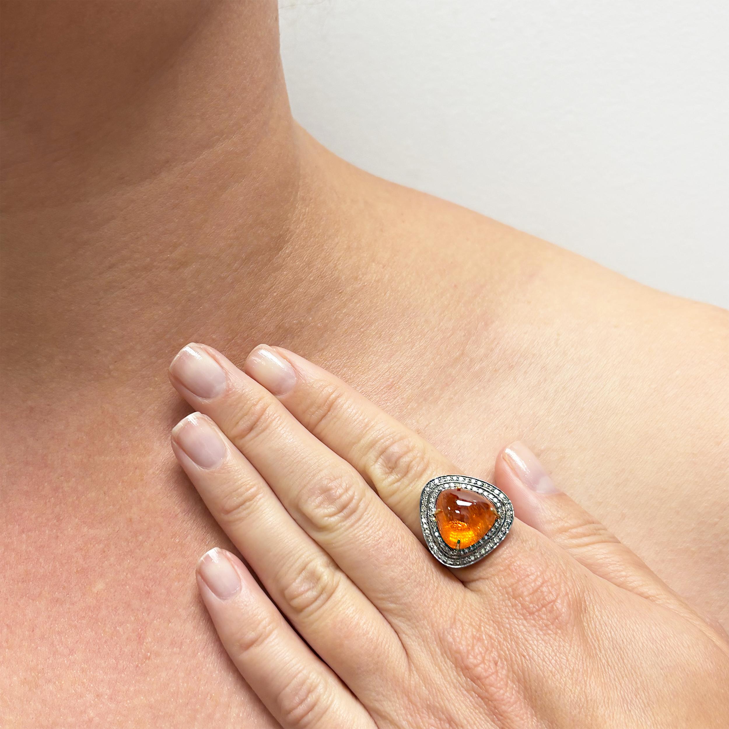 Descrizione
Spessartite di colore arancione da 13,03 carati con taglio a smerlo, impreziosita da diamanti in pavé. Questa bellissima pietra Spessartite è chiara con una grande profondità di colore ed è impreziosita da diamanti grigi in