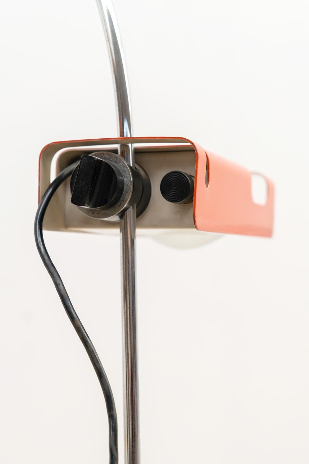 Orange Spider table lamp by Joe Colombo, Oluce 1960s In Good Condition For Sale In Brussels, BE