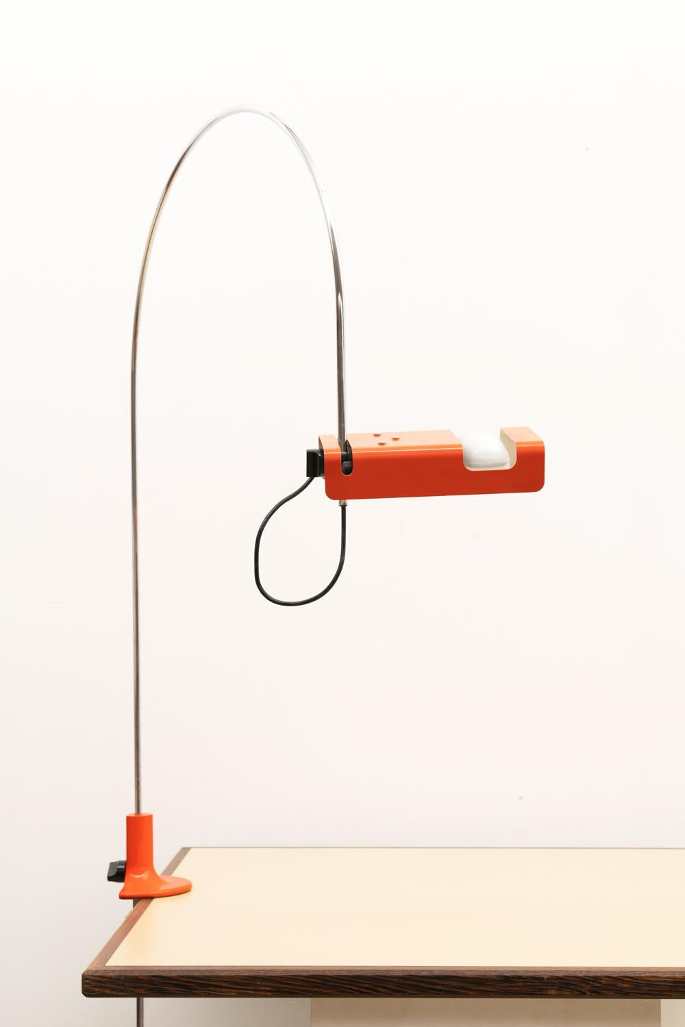 Metal Orange Spider table lamp by Joe Colombo, Oluce 1960s For Sale