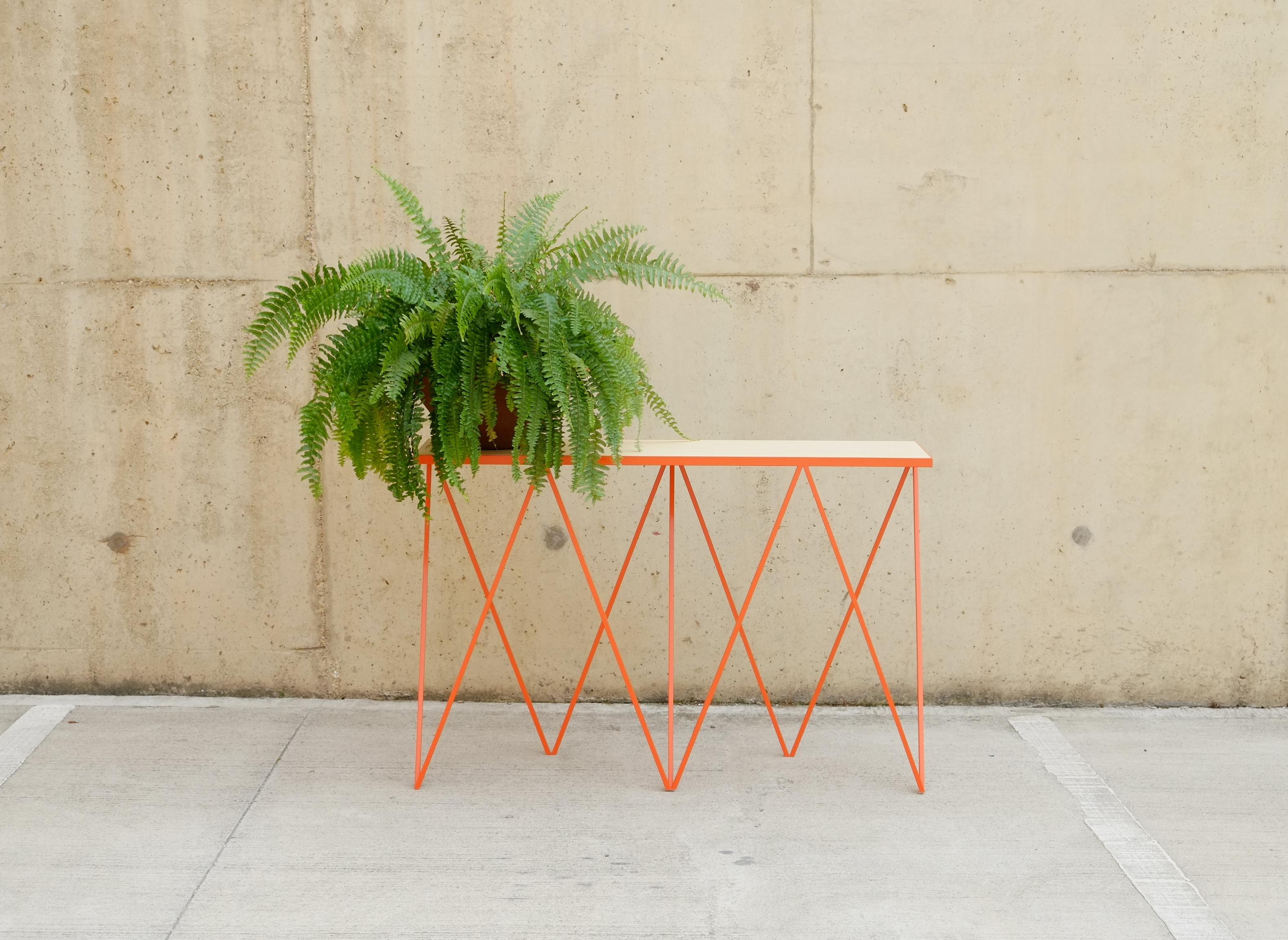 Table console en acier orange personnalisable / Bois, marbre et plateau en pierre en option en vente 1