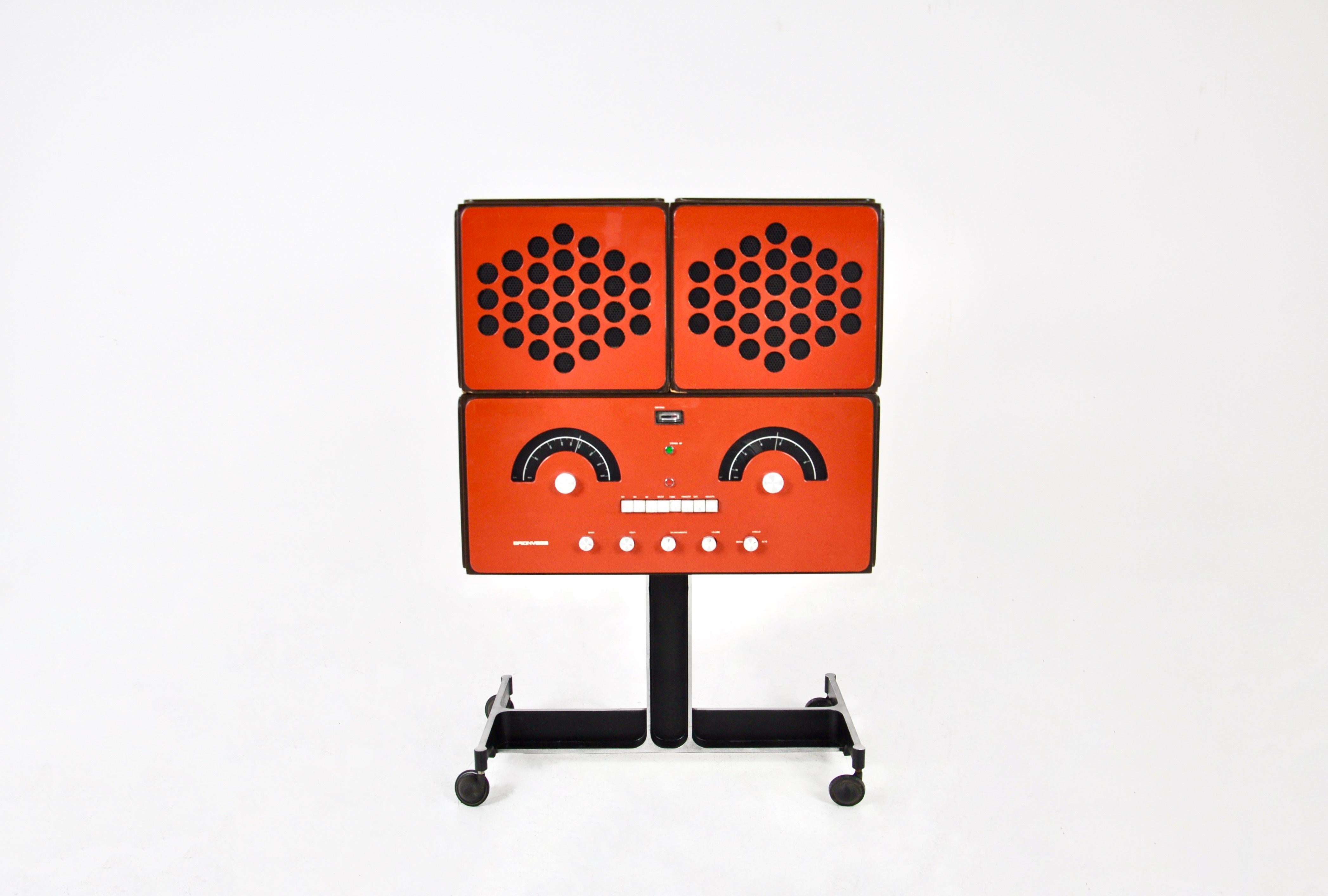 Orange Brionvega stereo radio. Très rare dans cette couleur.  The radio and record player work perfectly. There is also a bluethoot to connect the mobile phone. It has been completely overhauled by an engineer. Dimensions when closed: height 92 cm,