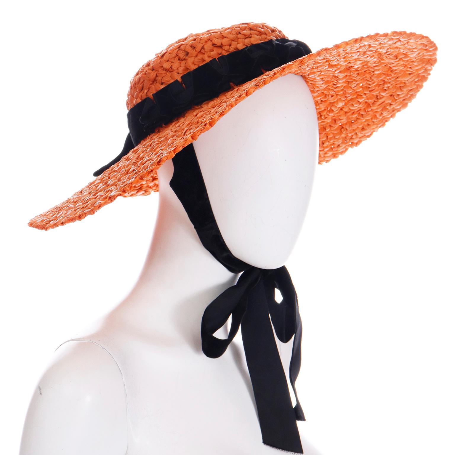 Orange Chapeau vintage à large bord en paille orange avec ruban noir et nœud, années 1940 en vente
