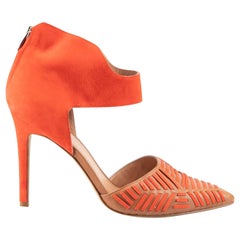 Tacones de punta de ante naranja talla US 11