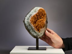 Orangefarbener Sonnenuntergang-Druze, Amethyst, weißer Quarz und grüner Celadonit Dekoratives Objekt