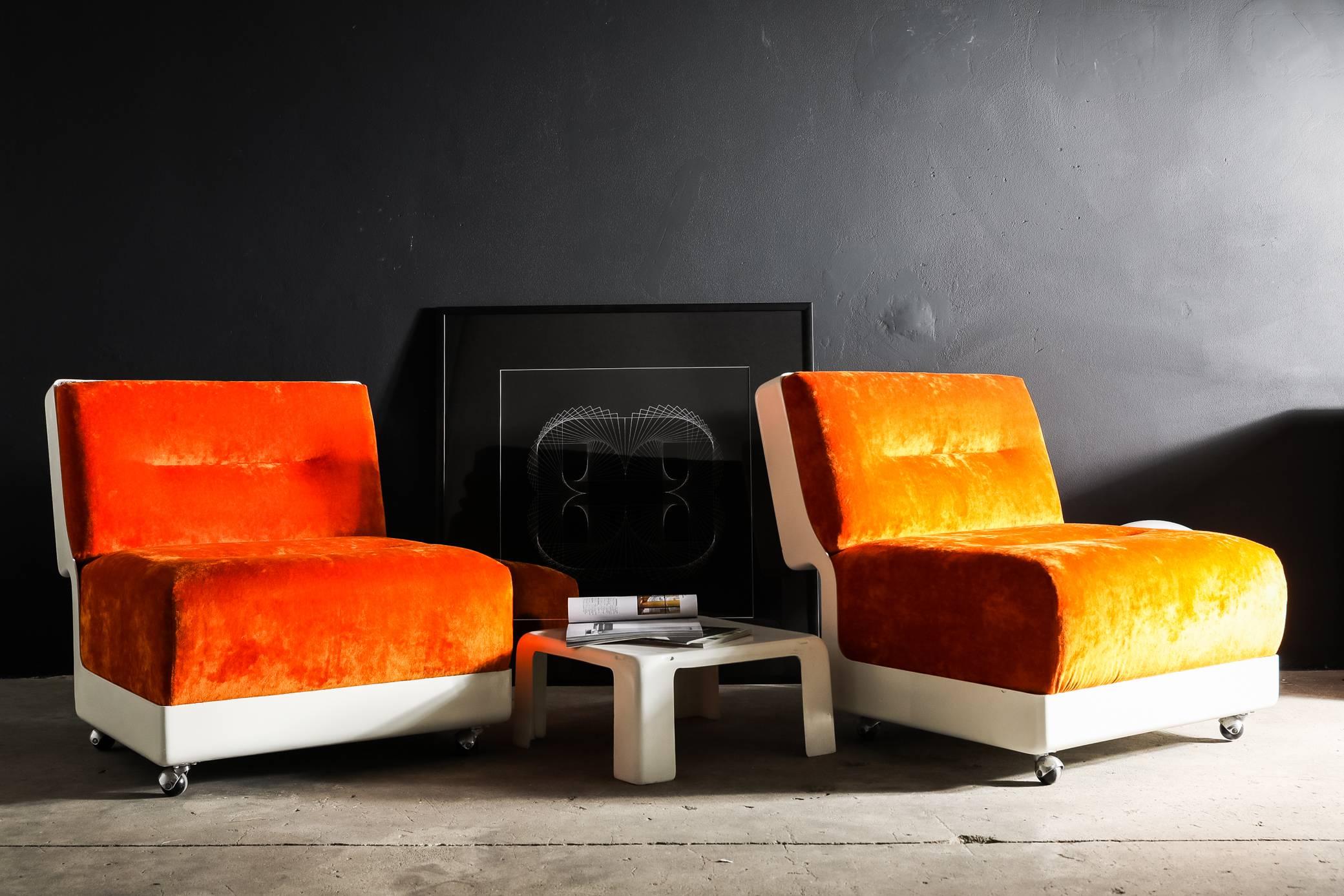 Rare set of two lounge chairs by Saporiti Italy in new upholstery. Designed by Vittorio Introini for Saporiti 1968. The frame is made from single moulded fibreglass. Highly comfortable easy chairs.
 