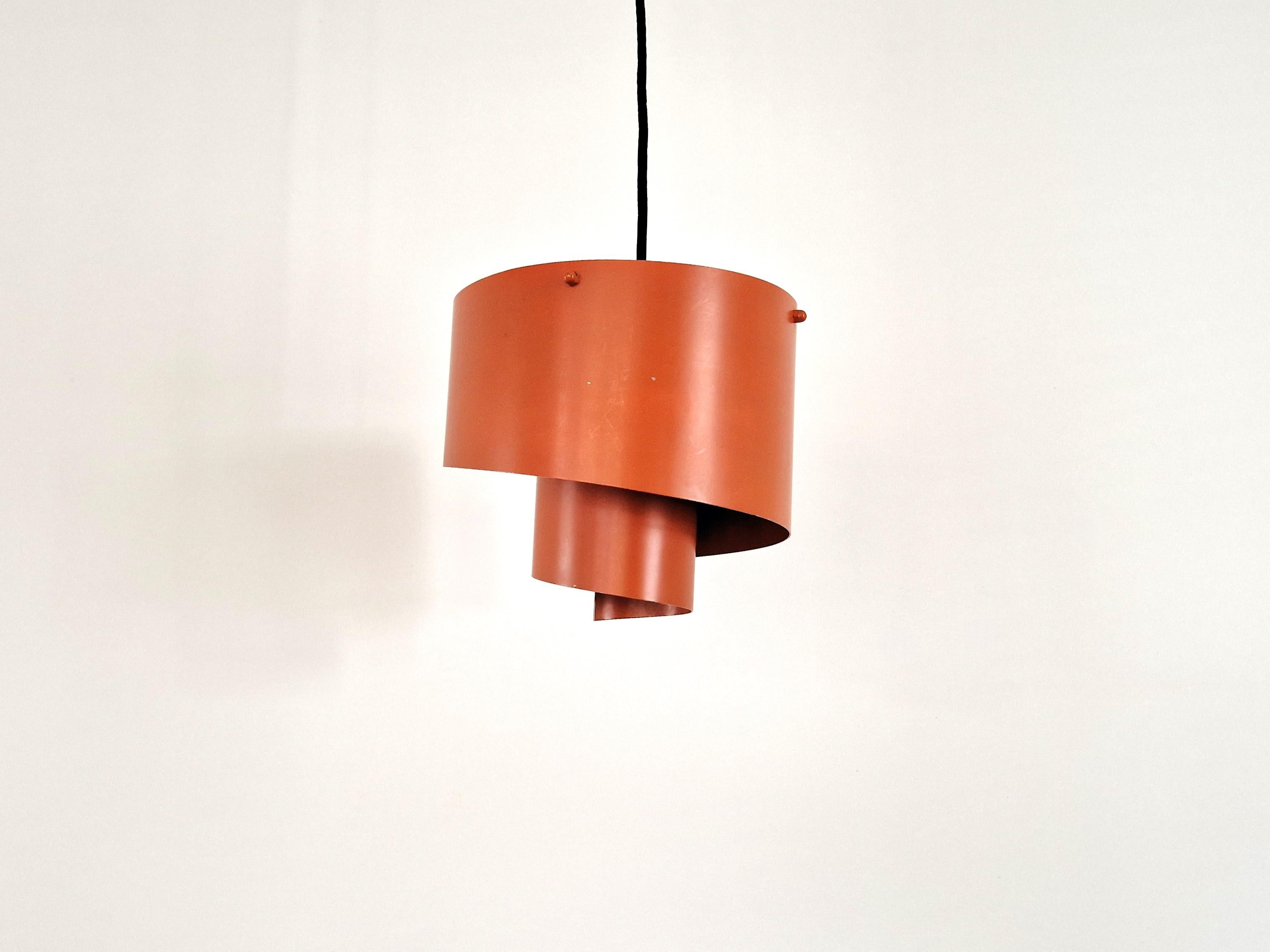 Questa bellissima lampada a sospensione a forma di vortice è stata disegnata da Simon P. Henningsen per Lyfa, in Danimarca, negli anni '60. Una lampada piuttosto rara che non è facile da trovare, sia online che offline. Questa lampada può anche