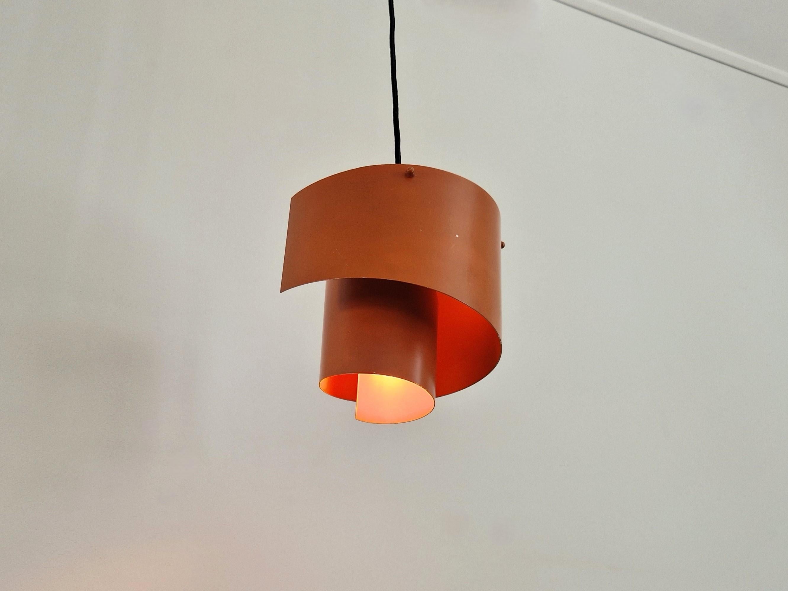 Metà XX secolo Lampada a sospensione o da soffitto a forma di vortice arancione di Simon P. Henningsen per Lyfa in vendita