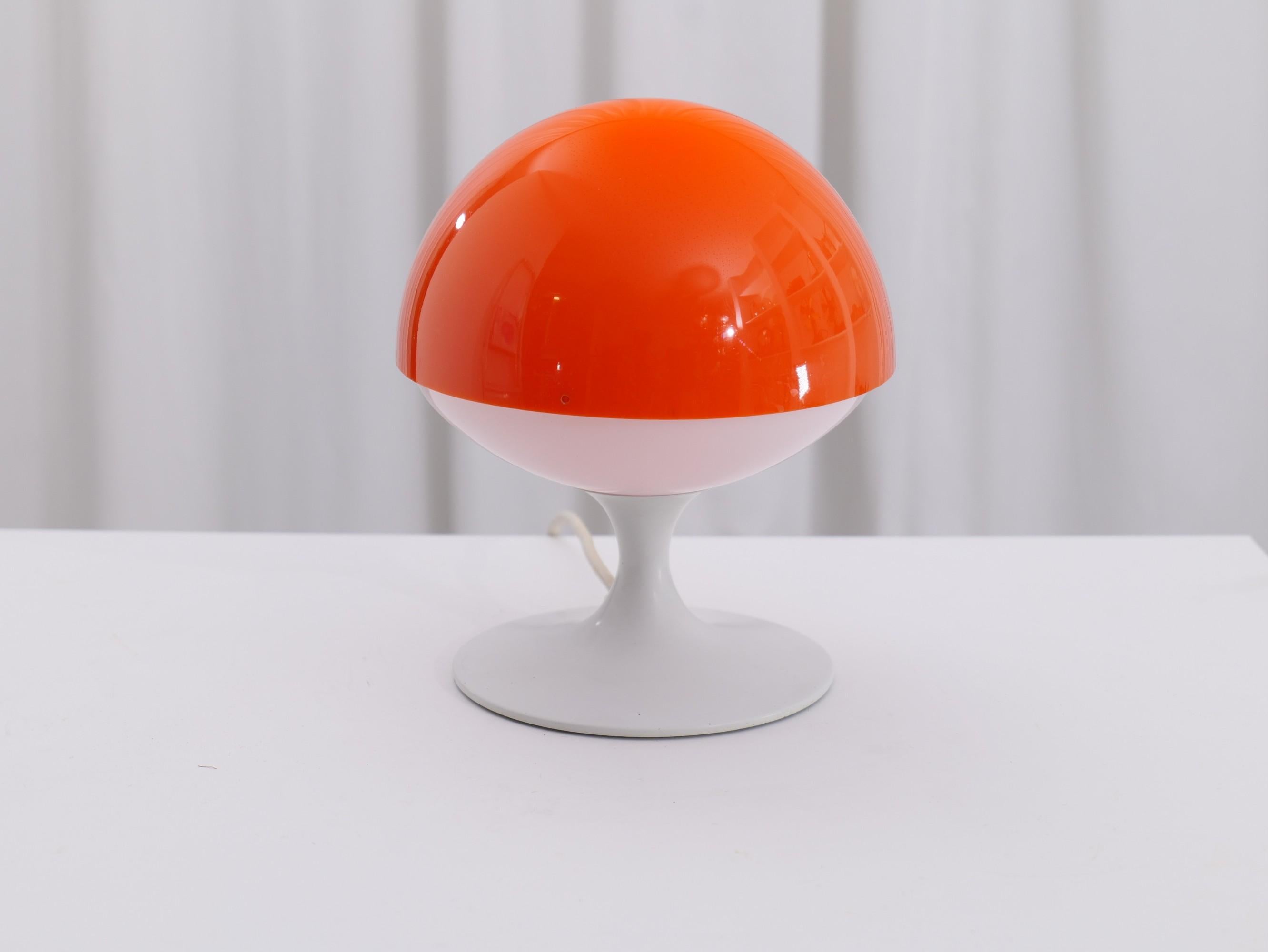 Very rare lamp from Temde lamps from the Space Age era. Iconic design of the 70s. The metal tulip base completes the design.
Original and very good condition with light patina due to age.
1970's - Swiss
 

Dimensions:
23 cm height
20 cm
