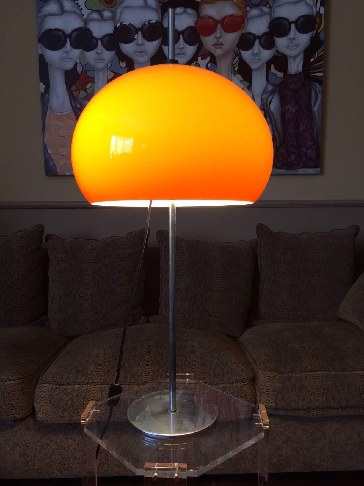 italien Lampe de table orange Guzzini Italie mi-siècle