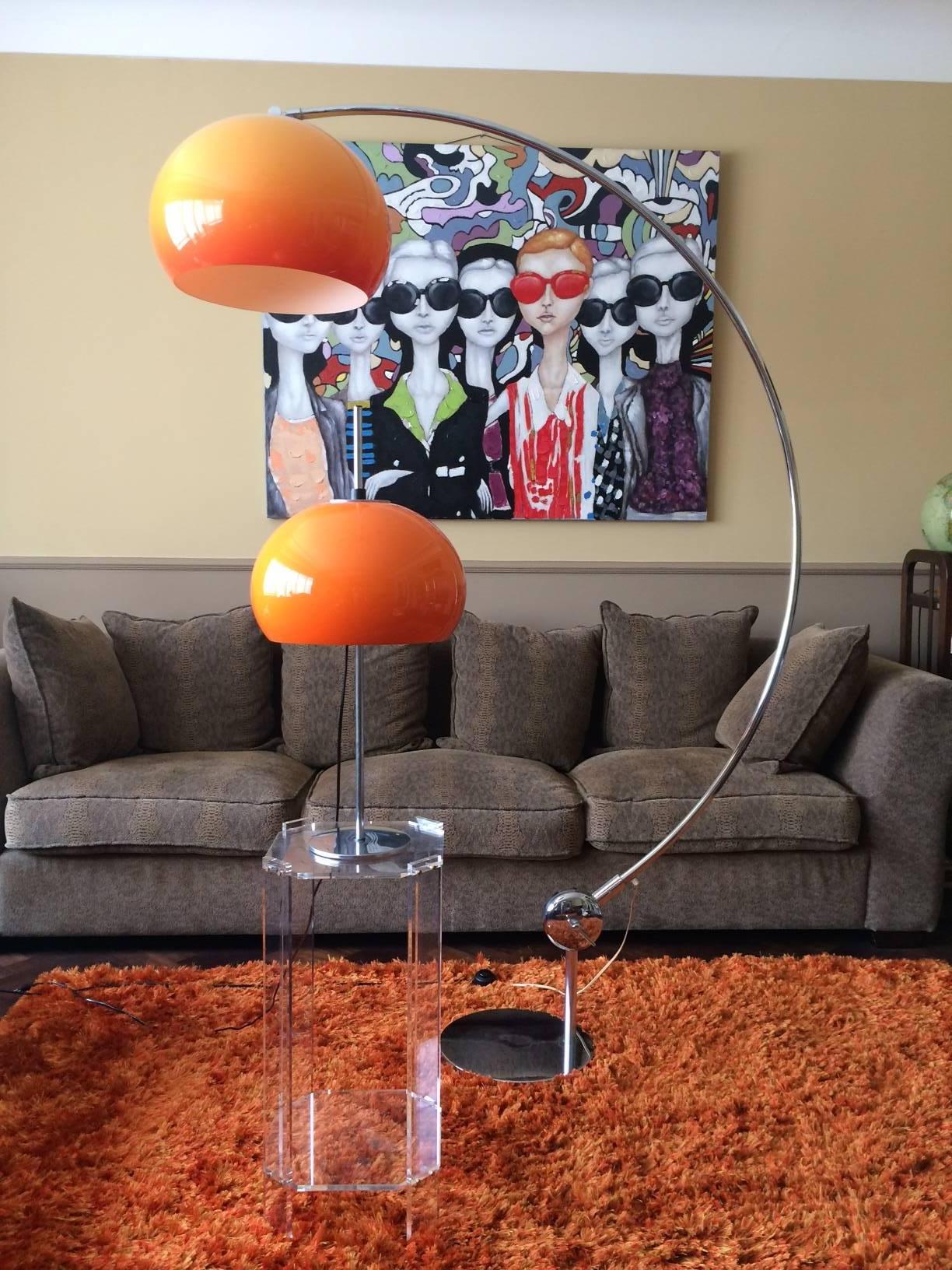 Lampe de table orange Guzzini Italie mi-siècle Excellent état à Retie, BE