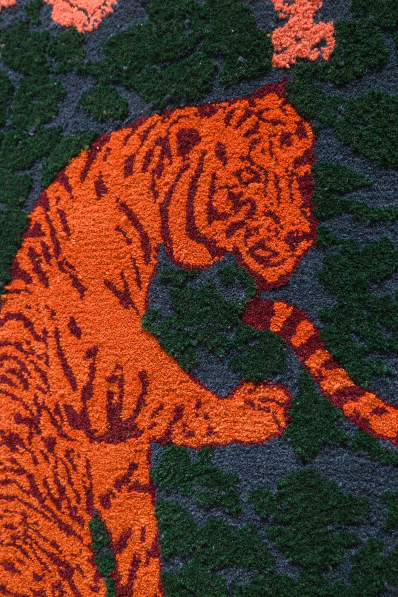 Moderne Tapis tigre orange, bleu, vert et rose, collaboration d'artiste et d'atelier en vente