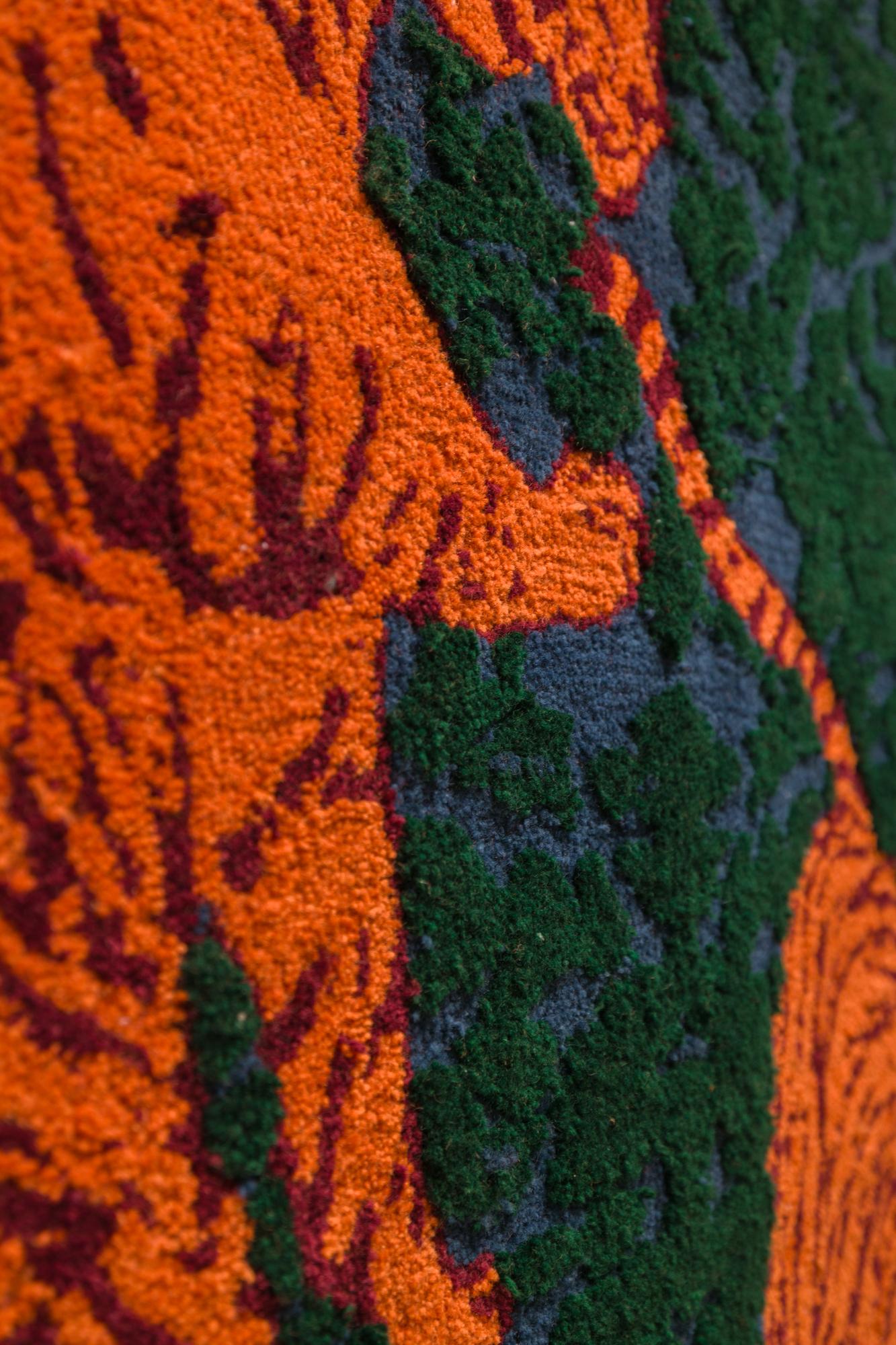 Tissage Tapis tigre orange, bleu, vert et rose, collaboration d'artiste et d'atelier en vente