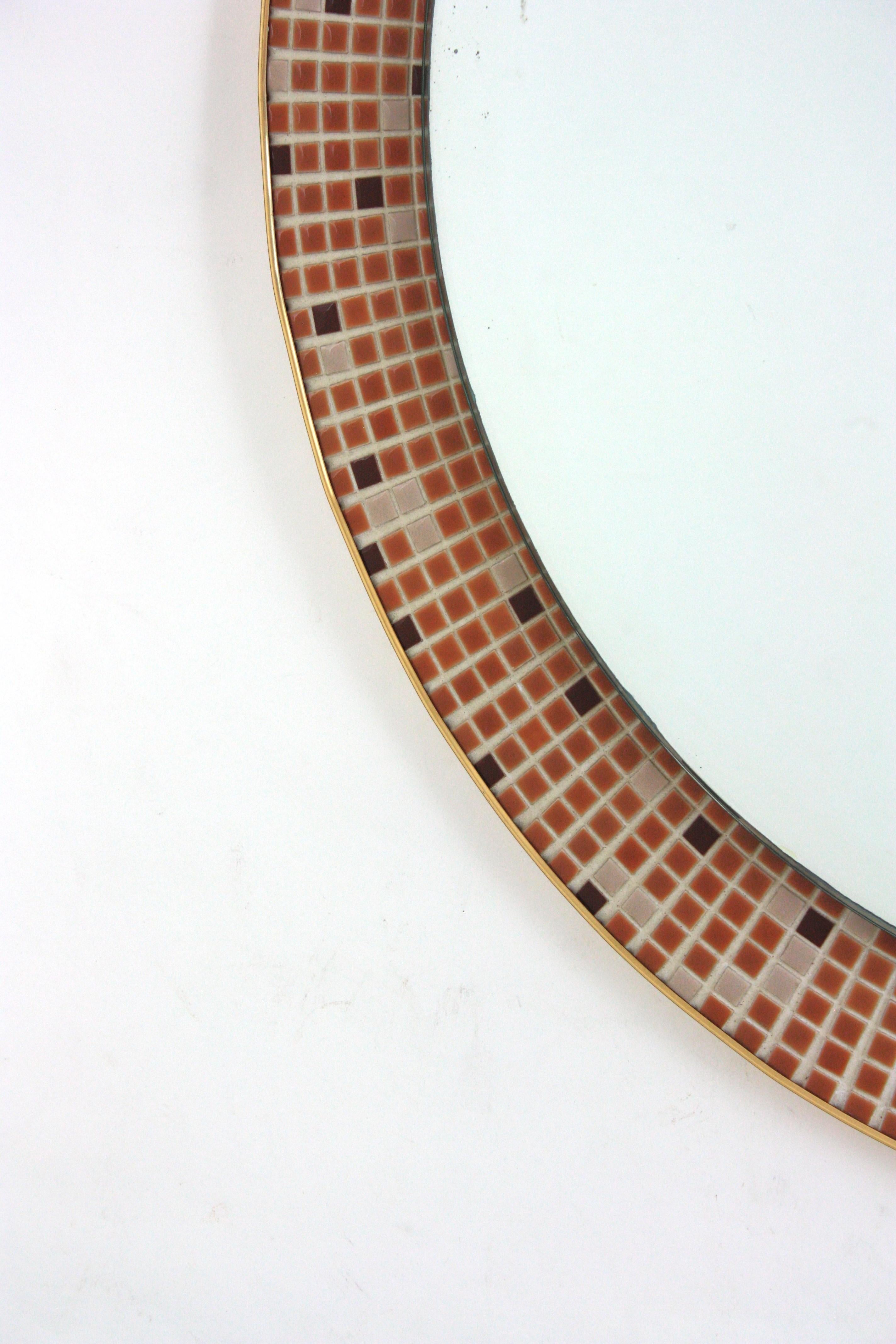 Espejo redondo en mosaico de cerámica esmaltada, España 1960 en venta 3