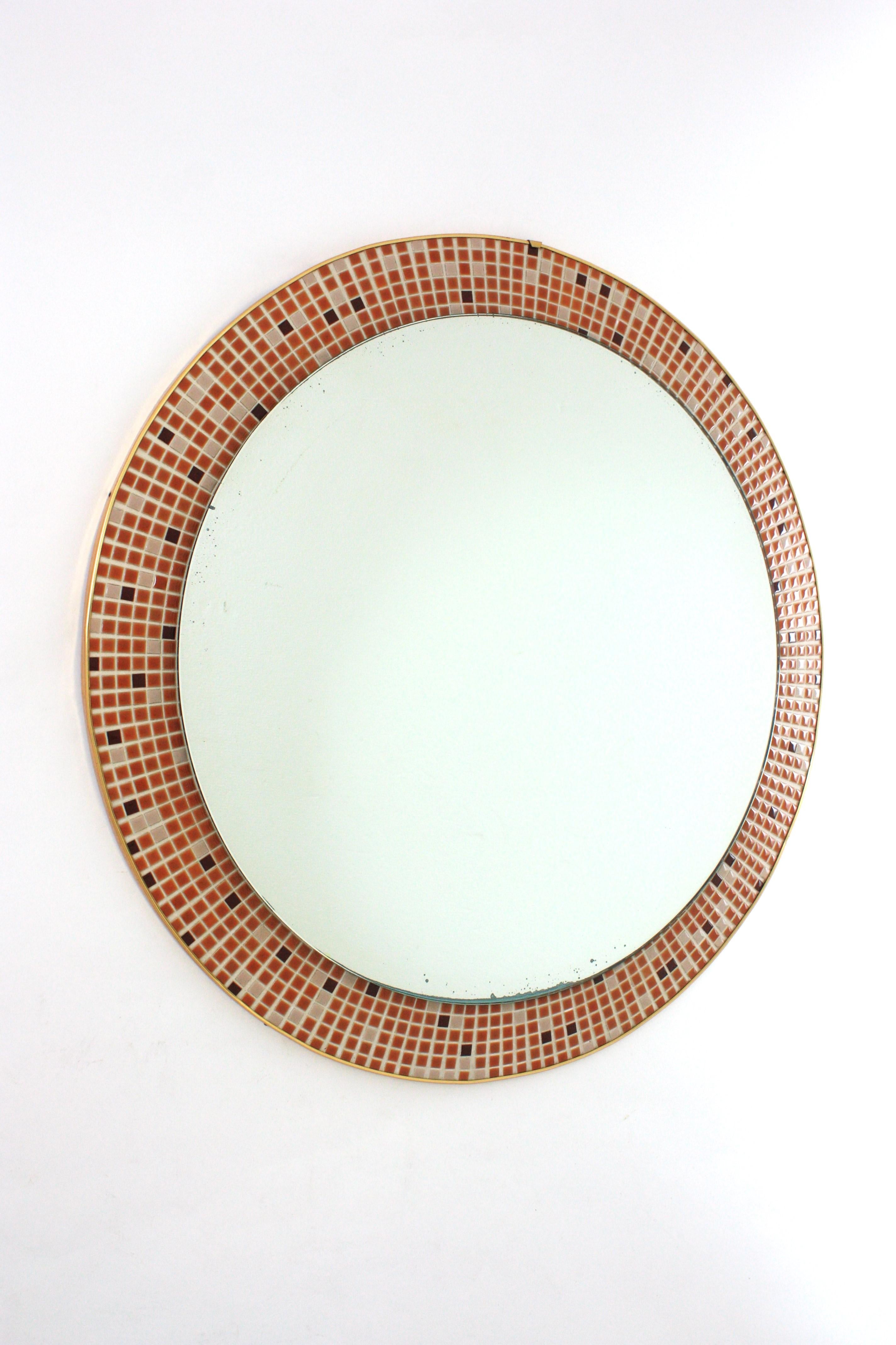 Azulejos de cerámica modernos de mediados de siglo Espejo circular grande de mosaico, cerámica
España, 1950-1960
Llamativo espejo grande enmarcado con pequeños azulejos de cerámica en color naranja acentuados por  azulejos beige y marrones.
Diámetro