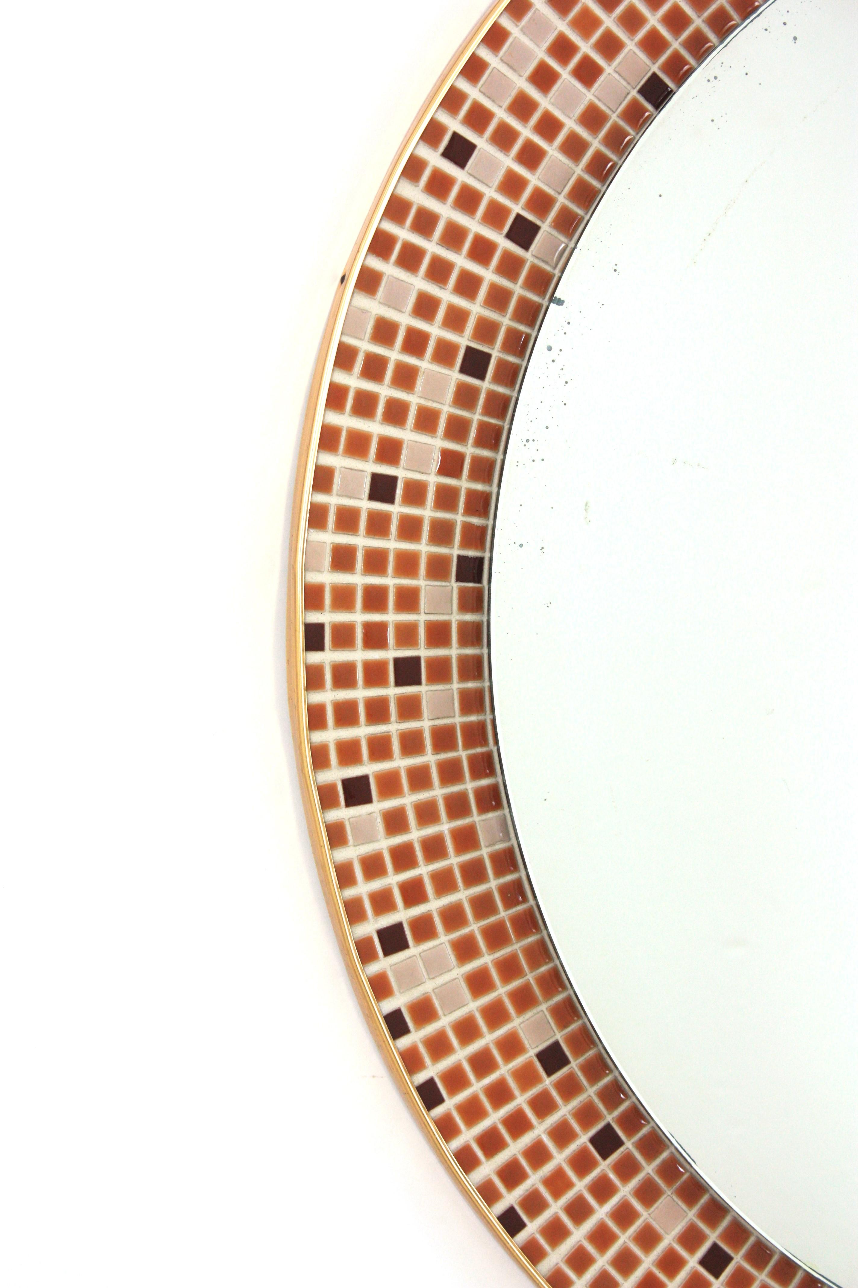 Espejo redondo en mosaico de cerámica esmaltada, España 1960 Moderno de mediados de siglo en venta