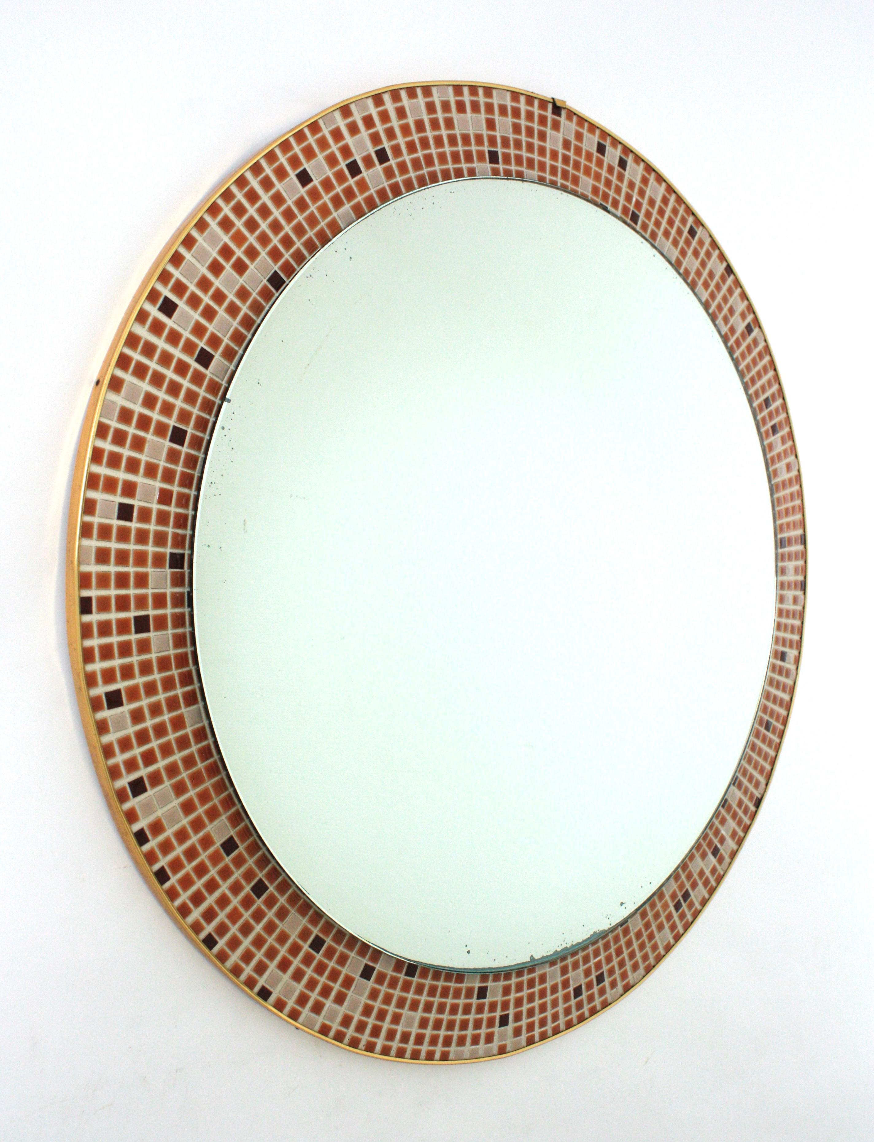 Espejo redondo en mosaico de cerámica esmaltada, España 1960 Español en venta