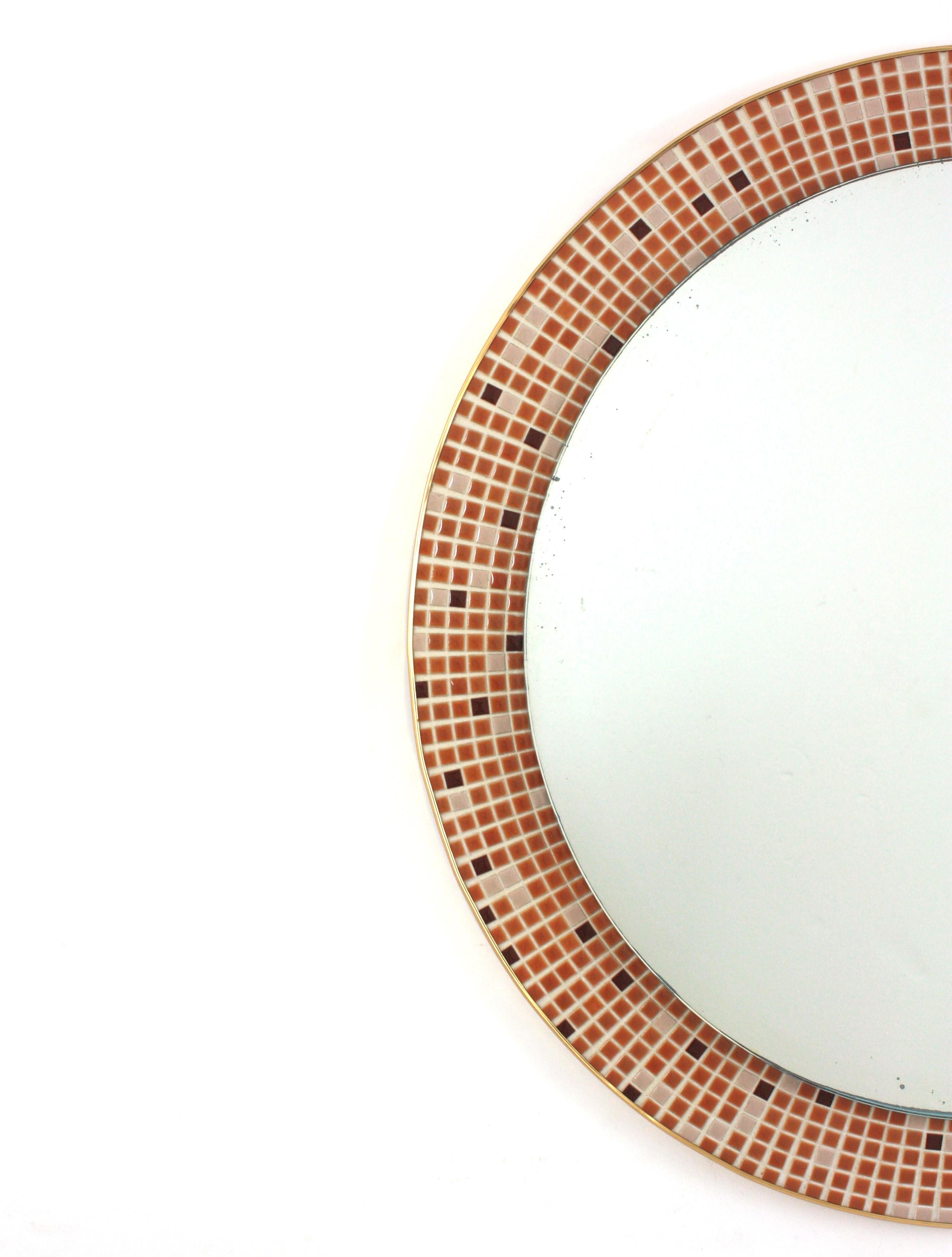 Espejo redondo en mosaico de cerámica esmaltada, España 1960 Mosaico en venta