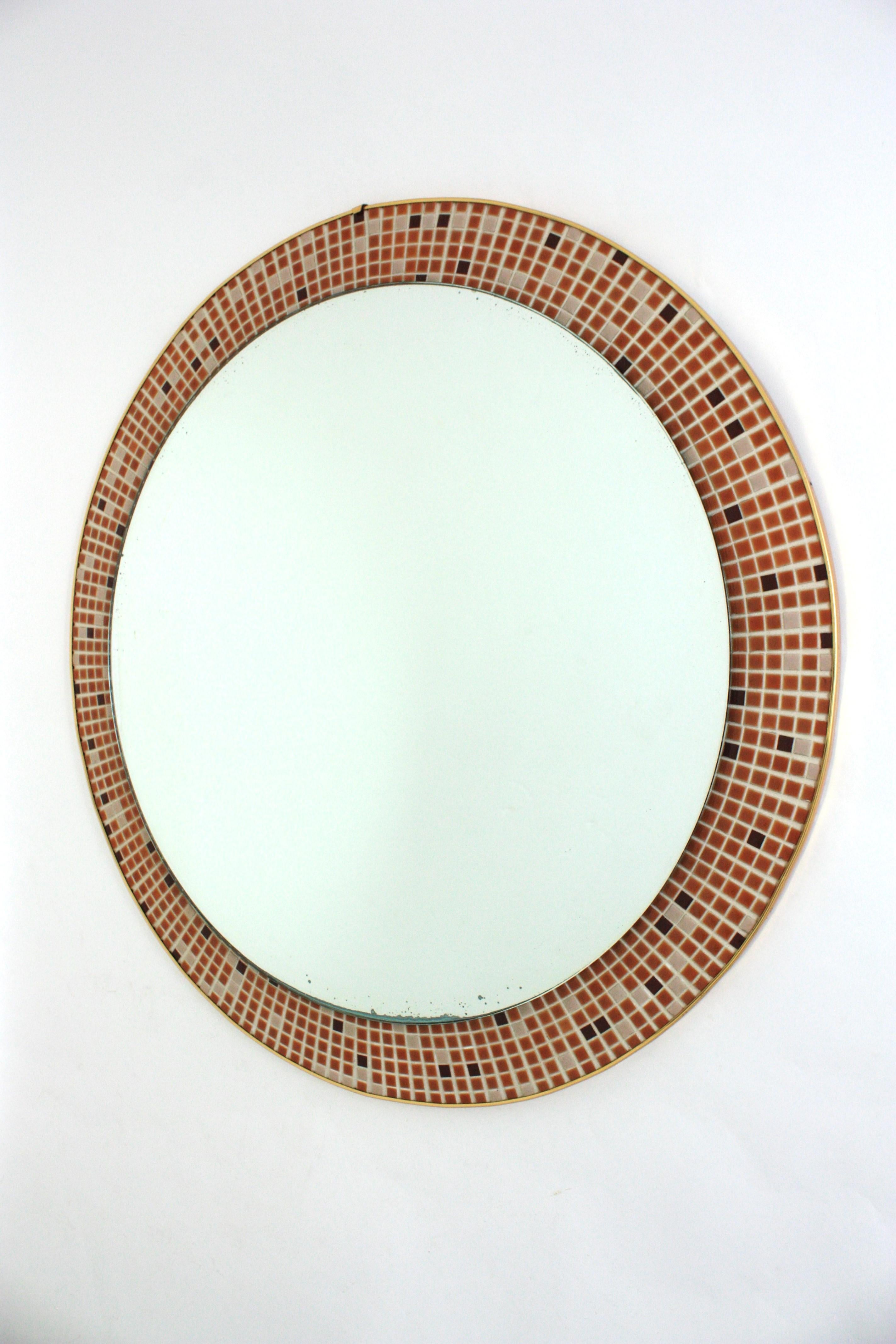 Espejo redondo en mosaico de cerámica esmaltada, España 1960 Latón en venta