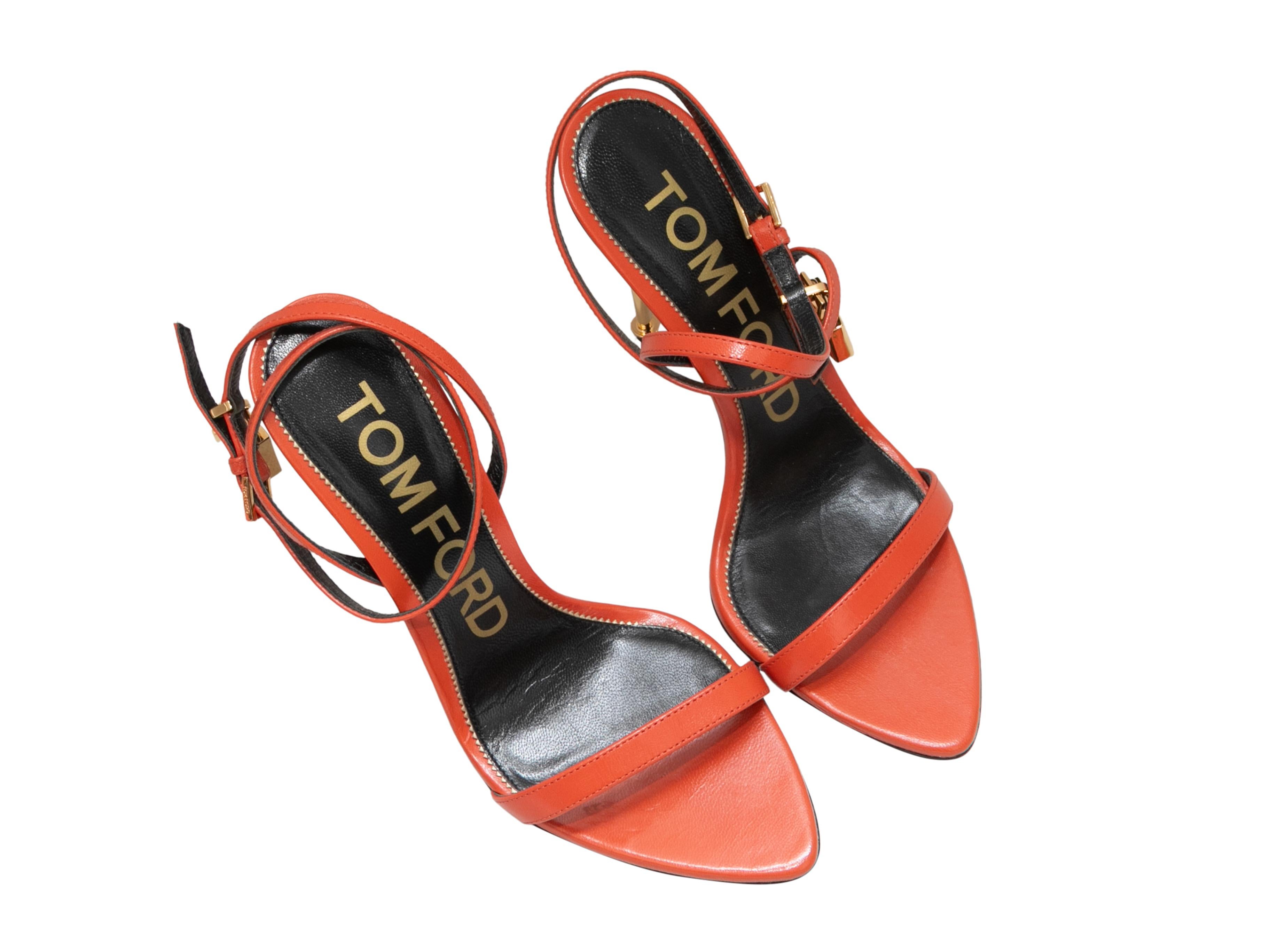 Sandalias de tacón Padlock de piel naranja de Tom Ford. Herrajes dorados. Cierres de hebilla en las correas del tobillo. Tacón de 4 cm de altura.

Diseñador Talla: 38
Talla recomendada en EE.UU.: 8