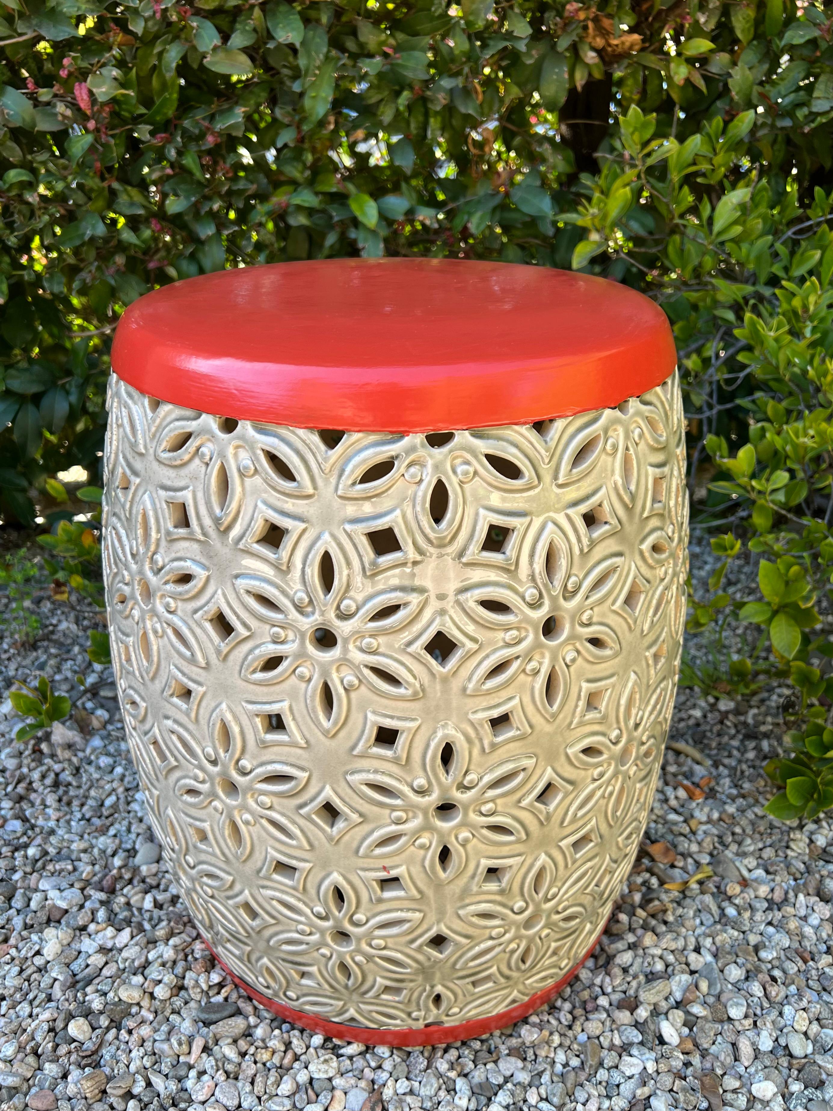 Gartenhocker oder Beistelltisch mit detaillierter Keramikplatte im Angebot 4