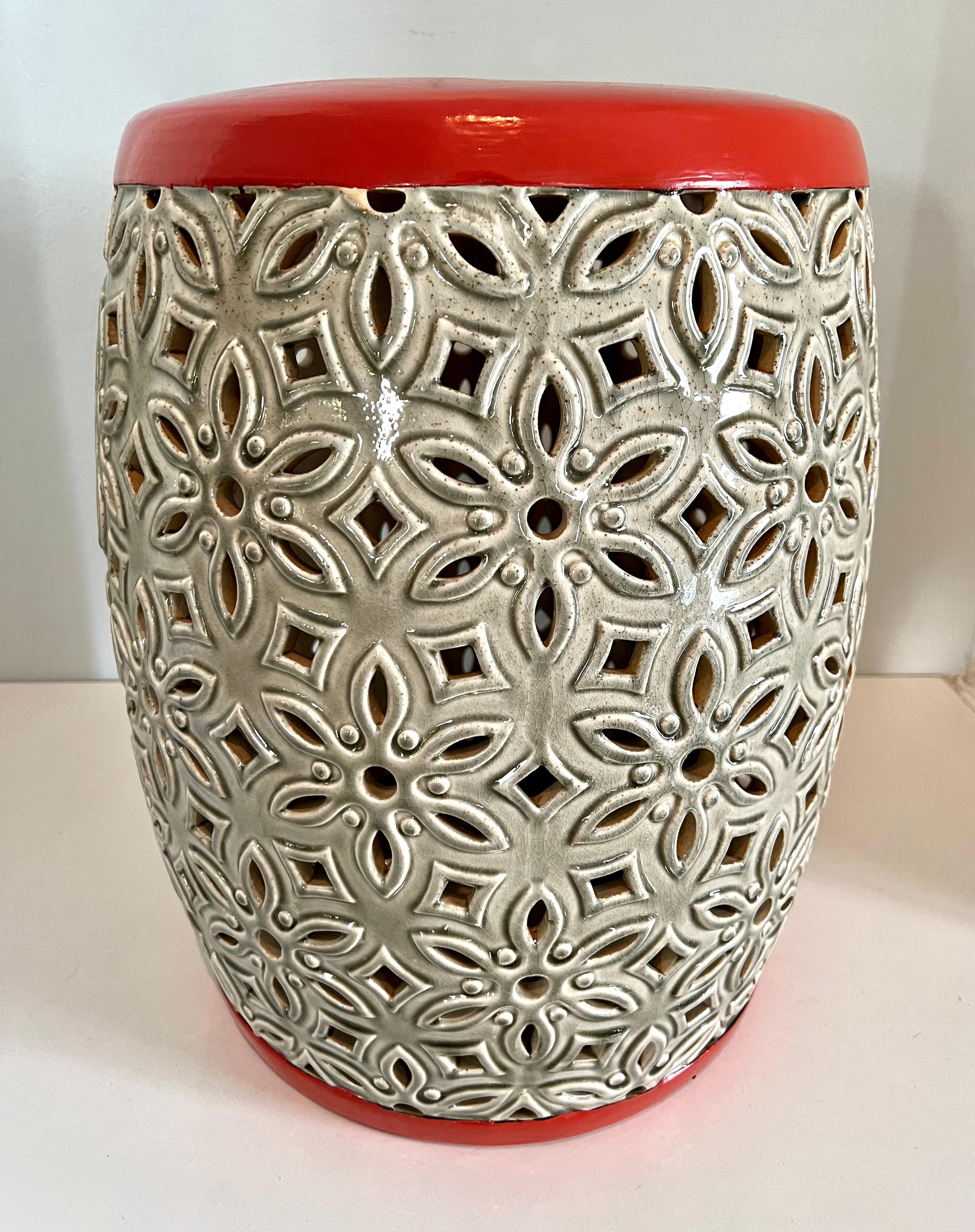 Gartenhocker oder Beistelltisch mit detaillierter Keramikplatte (Moderne der Mitte des Jahrhunderts) im Angebot