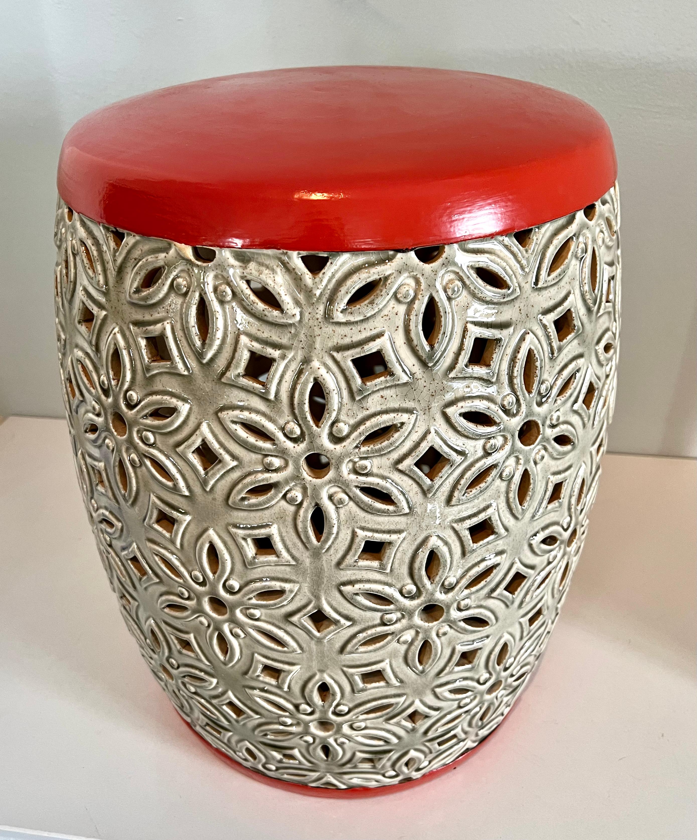 Gartenhocker oder Beistelltisch mit detaillierter Keramikplatte (Gemalt) im Angebot