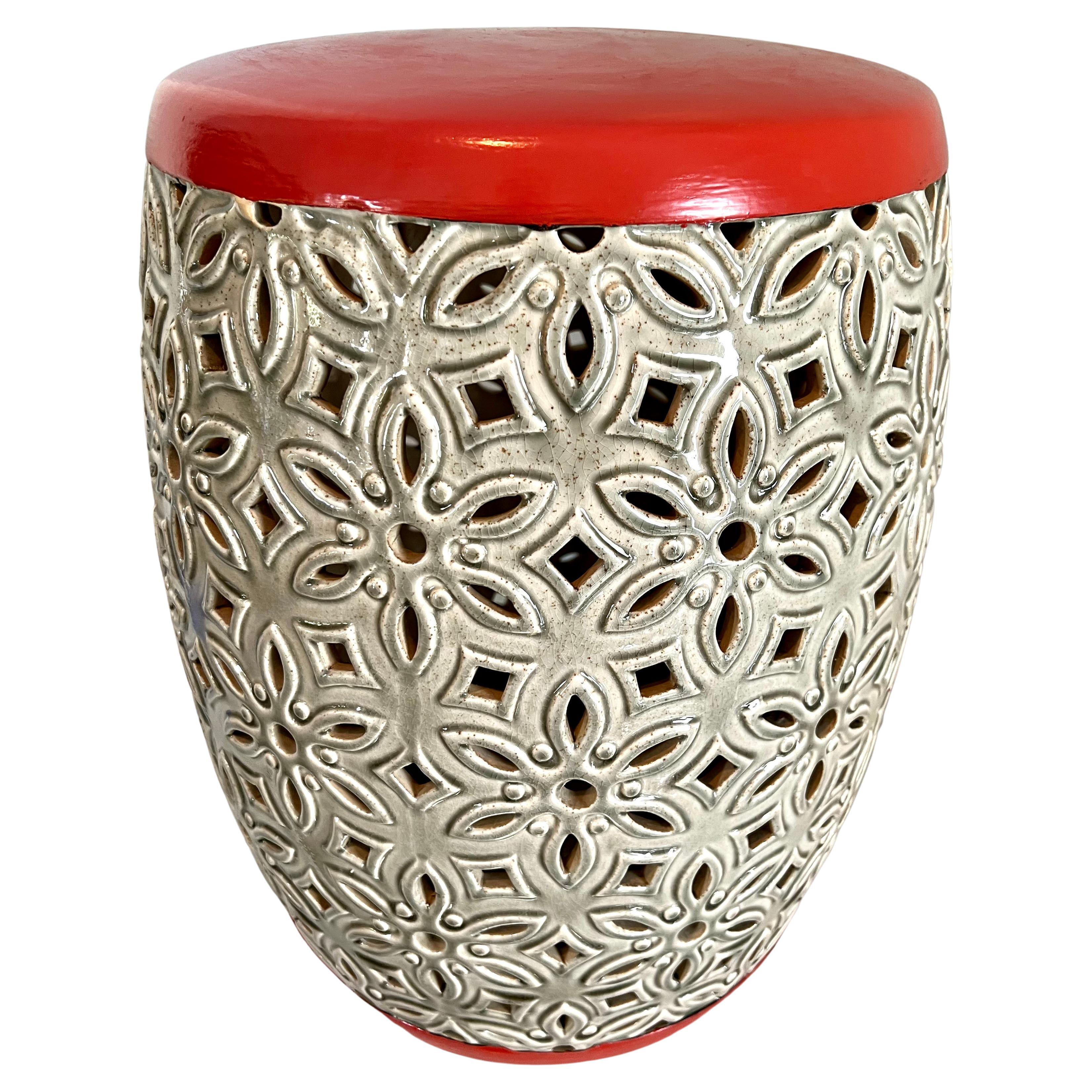 Gartenhocker oder Beistelltisch mit detaillierter Keramikplatte