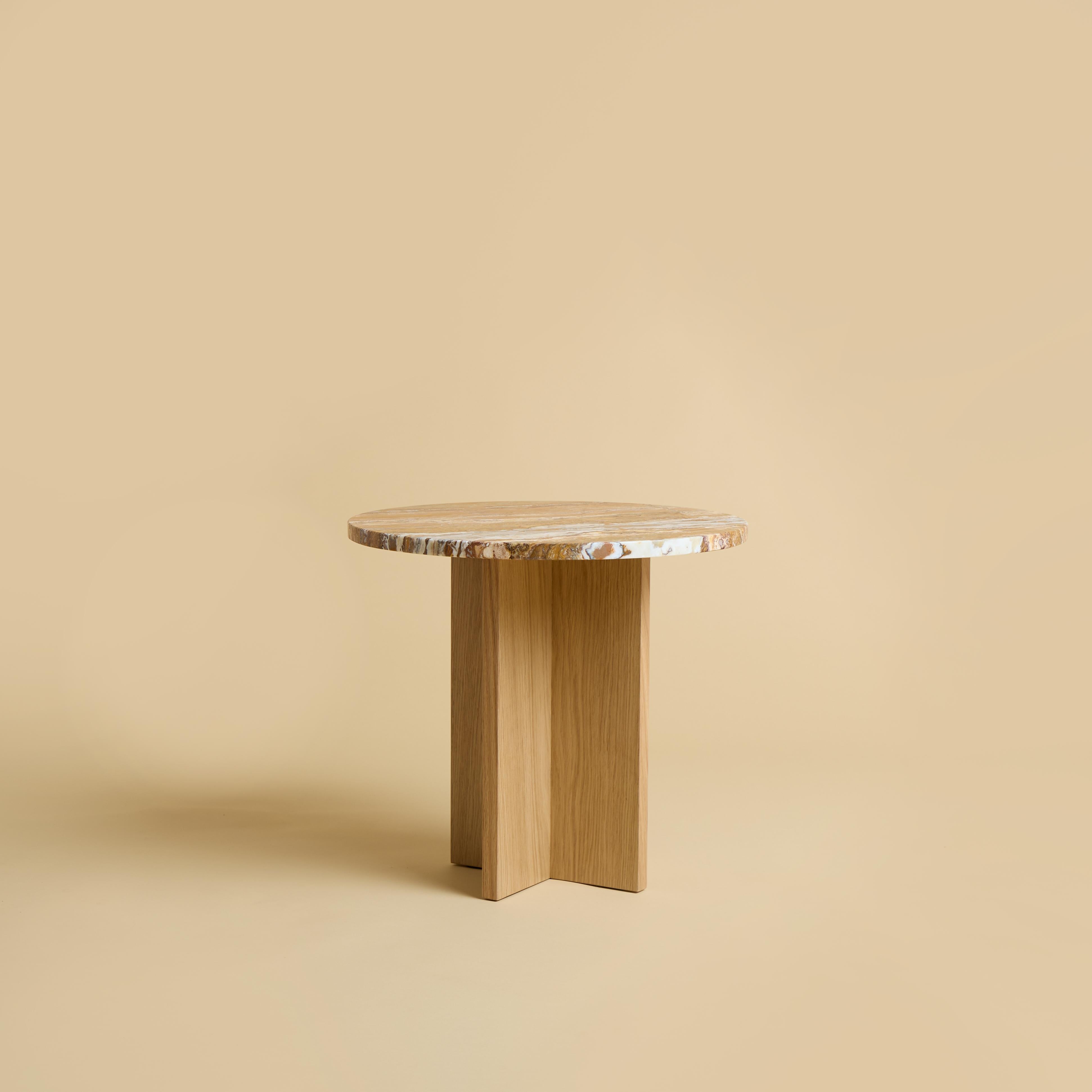 Table d'appoint Sherman en travertin orange et chêne par Lebanto
Dimensions : L 45 x D 45 x H 39 cm
MATERIAL : Bois de chêne et marbre.

Lebanto est l'expression d'une identité, une tapisserie de rêves tissée à partir des fils de leur vie. Leur