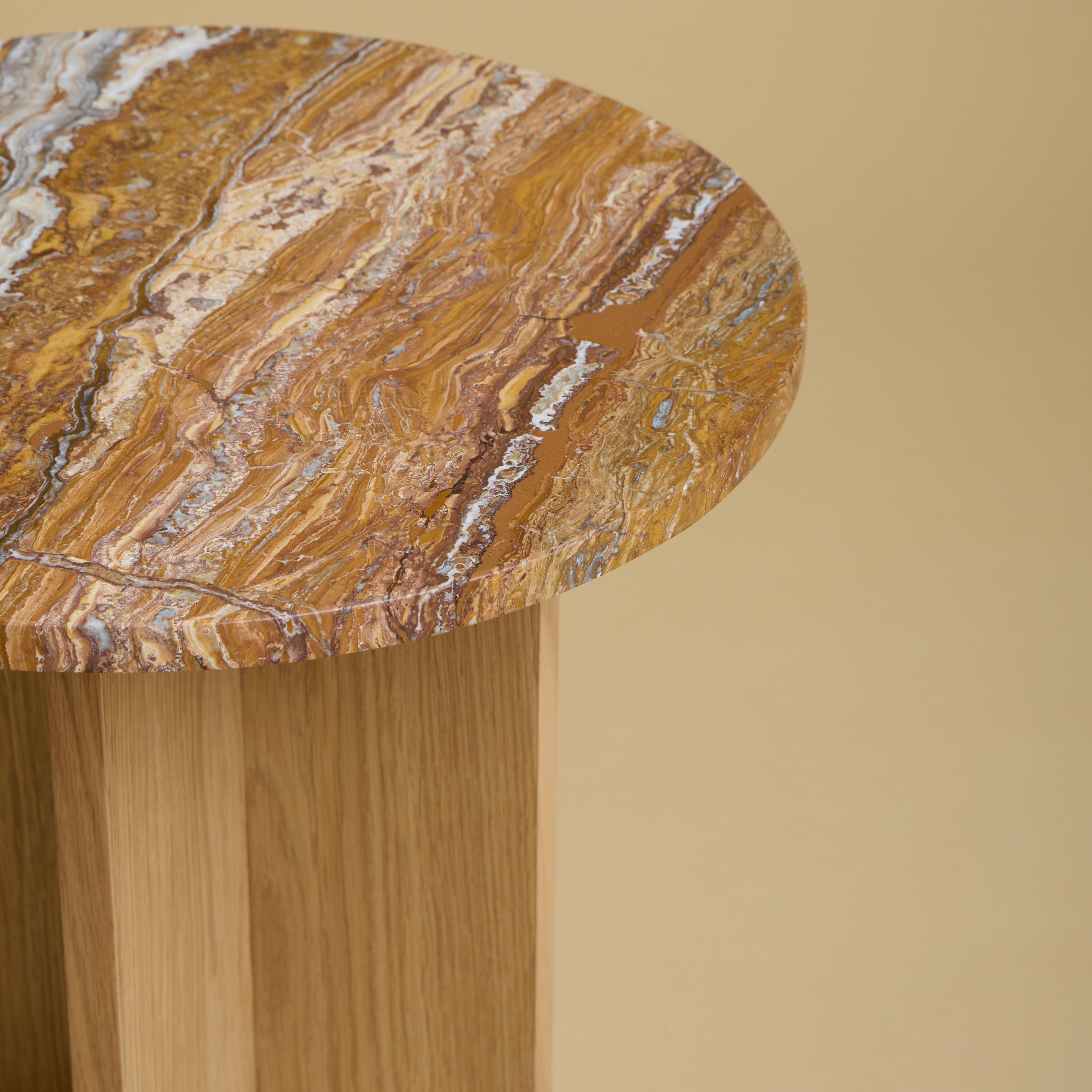 Postmoderne Table d'appoint Sherman en travertin orange et chêne par Lebanto en vente