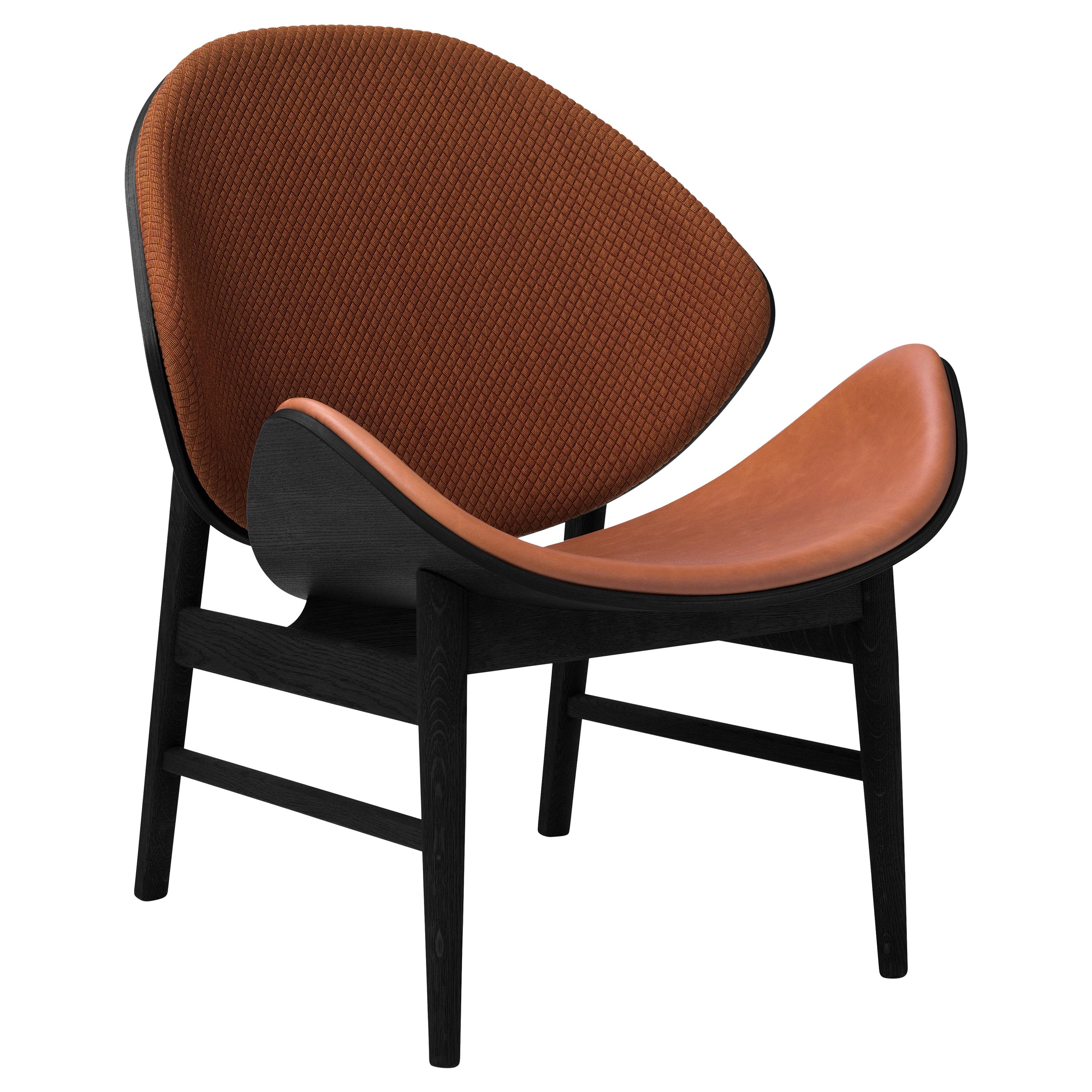 Im Angebot: Orangefarbener zweifarbiger Loungesessel aus schwarzer Eiche mit Polsterung:: von Hans Olsen, Brown (Mosaic 472/Nevada 2488)