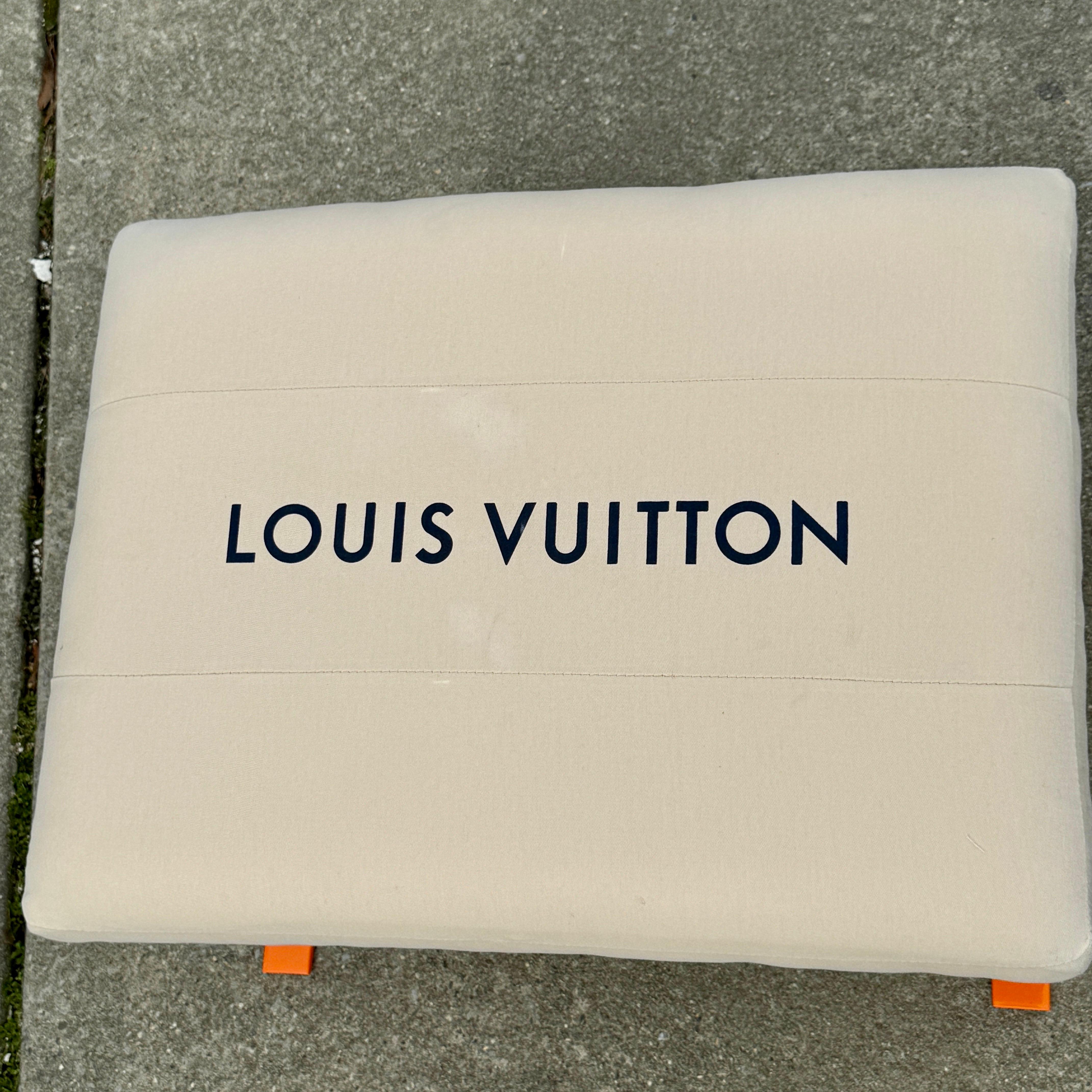 Gepolsterte Bank mit Louis Vuitton-Taschenstoff in Orange im Angebot 3