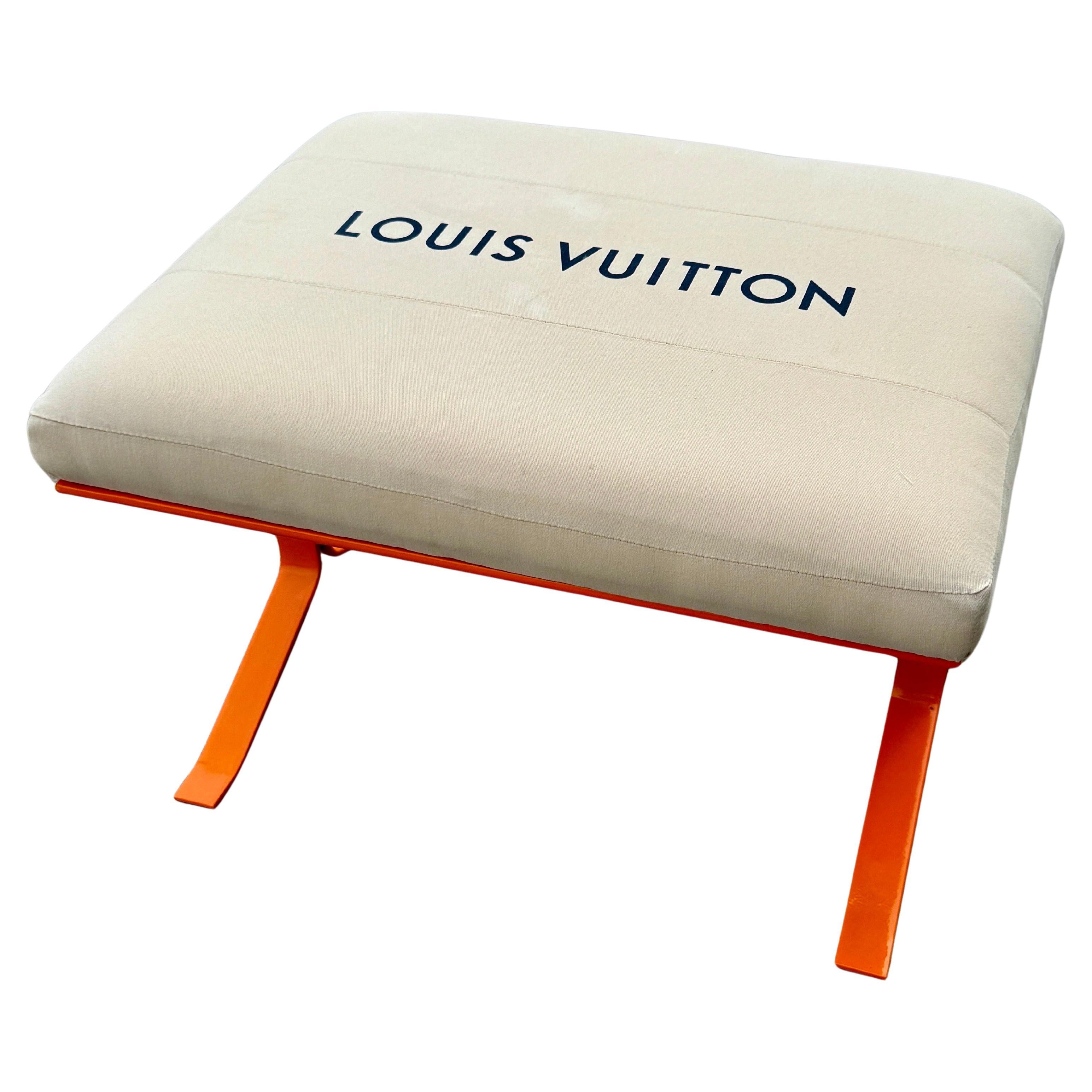 Moderne Chrombank aus der Jahrhundertmitte mit Louis Vuitton-Stoff

Design und Zweck beschreiben am besten diese einzigartige, maßgeschneiderte Bank. Dieses Stück besteht aus authentischem Louis Vuitton MATERIAL auf einer sehr robusten,