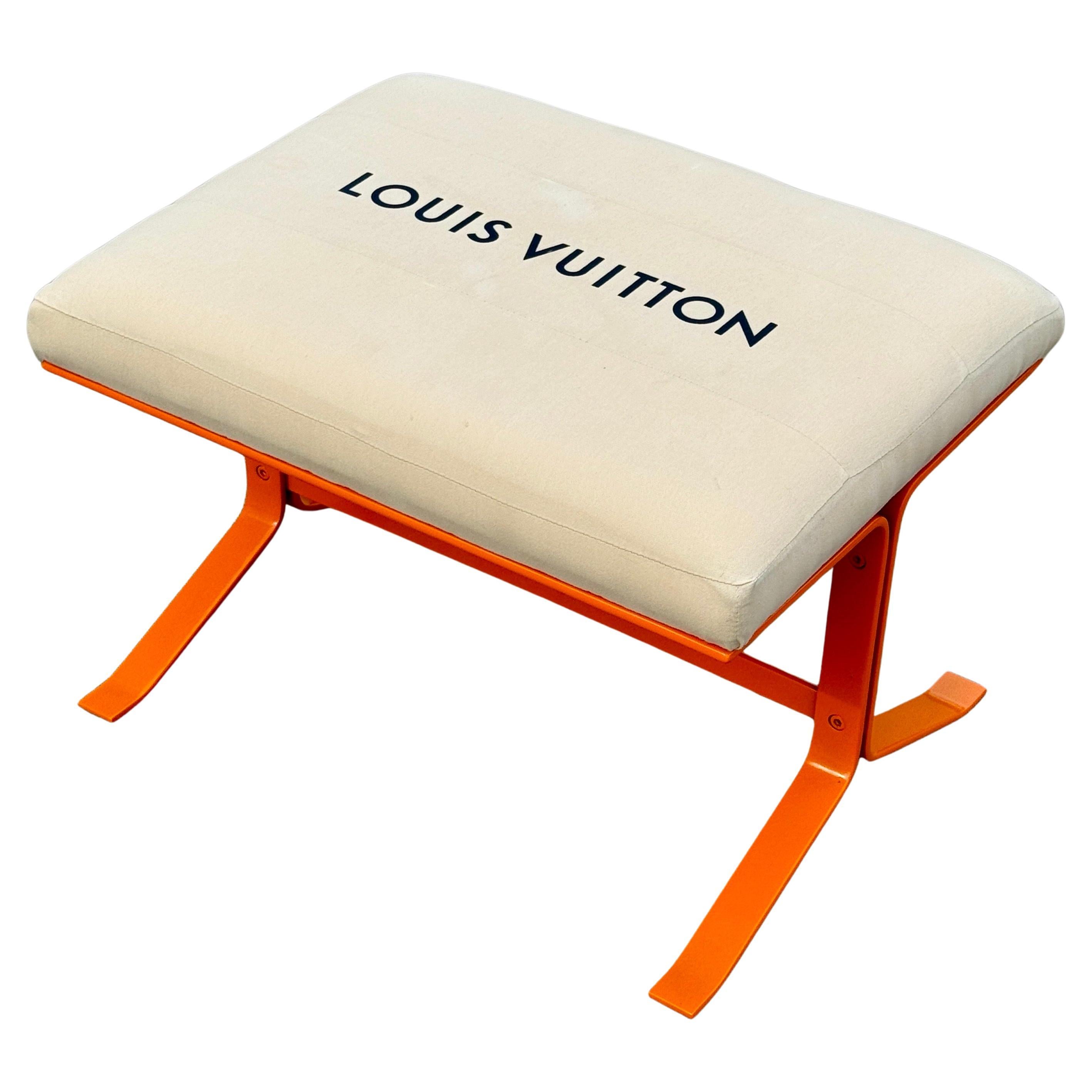 Gepolsterte Bank mit Louis Vuitton-Taschenstoff in Orange im Angebot