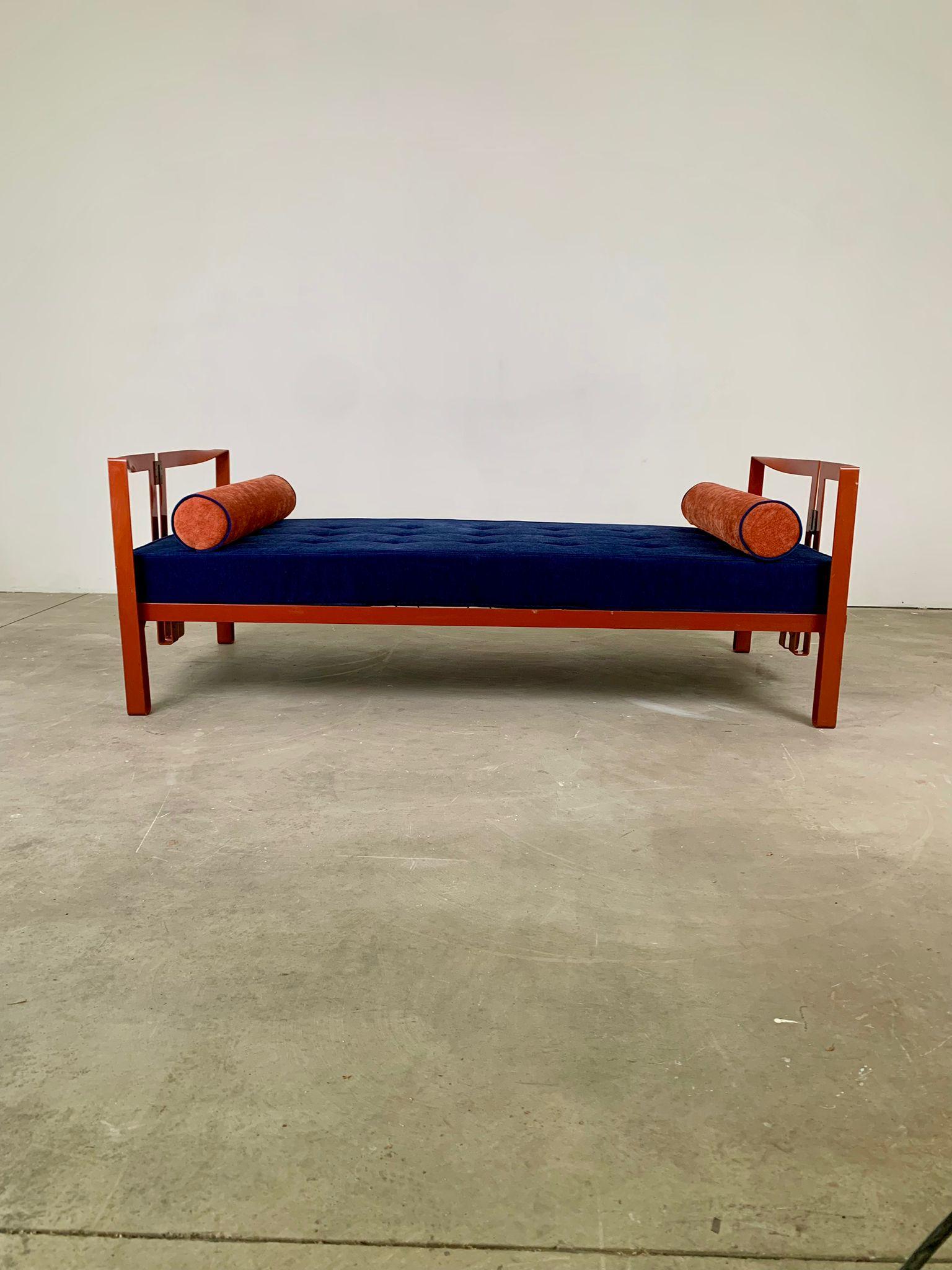 Cama individual Vanessa naranja de Tobia Scarpa para Simon, Italia, años 60

La cama individual Vanessa, diseñada por Tobia Scarpa para Simon, tiene armazón, piecero y cabecero de metal pintado. Elementos decorativos de acero inoxidable unen el