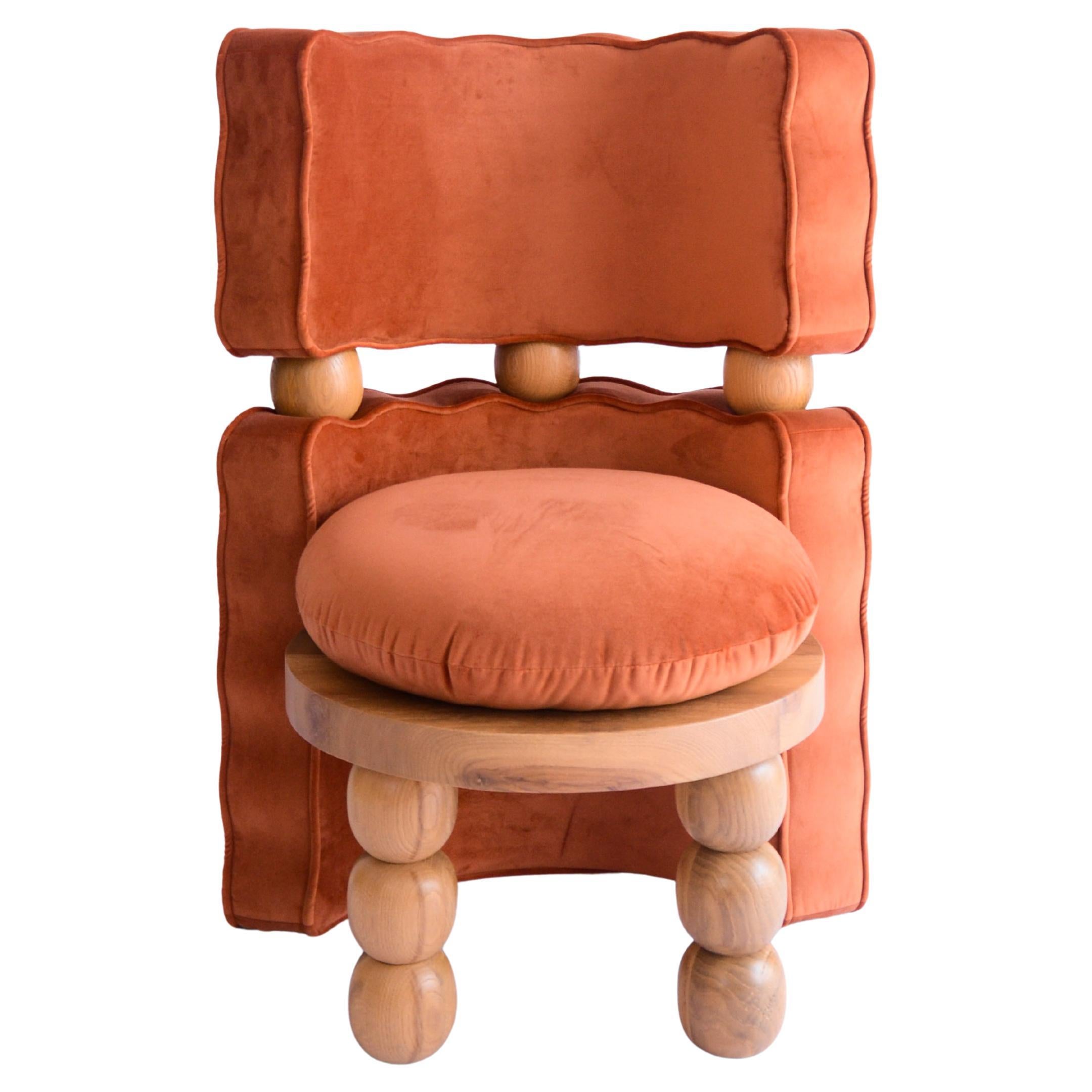 Poltrona Bite in tessuto di velluto arancione e legno Oak Wood naturale di OMER OZTURK