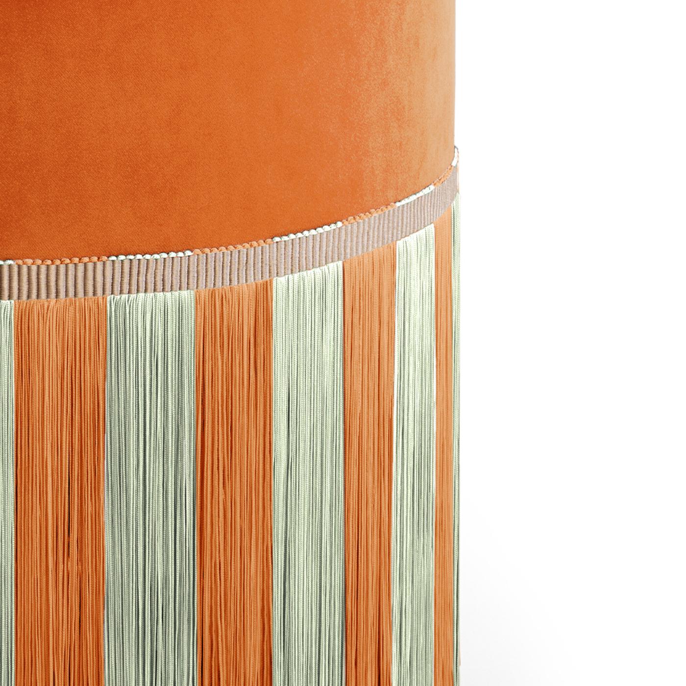Orangefarbener Samt mit zweifarbigen Fransenstreifen Pouf im Angebot 2