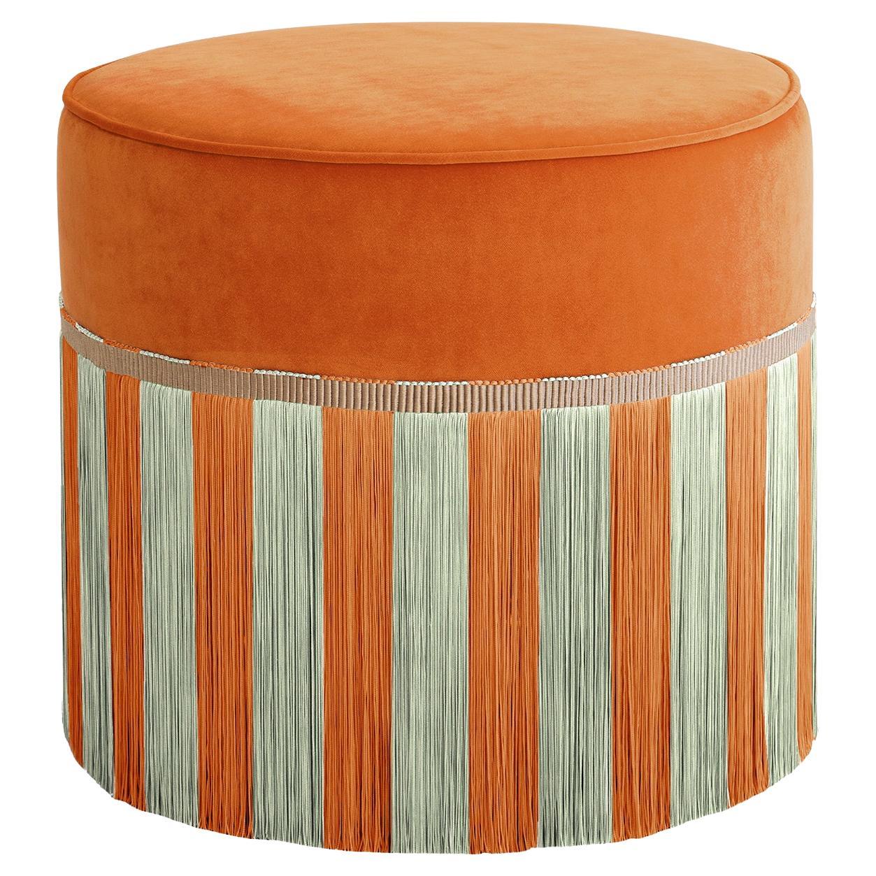 Orangefarbener Samt mit zweifarbigen Fransenstreifen Pouf