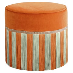 Orangefarbener Samt mit zweifarbigen Fransenstreifen Pouf