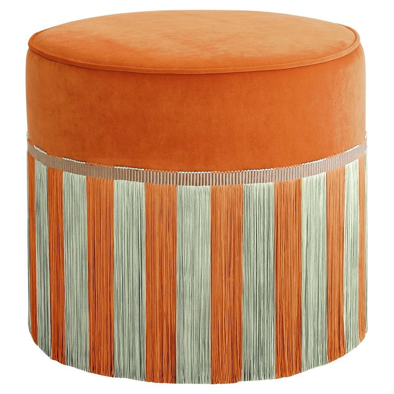 Orangefarbener Samt mit zweifarbigen Fransenstreifen Pouf im