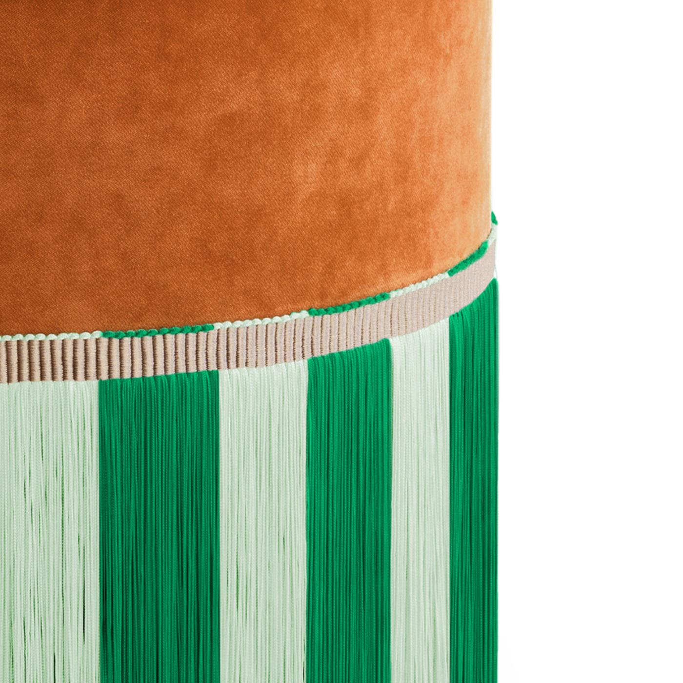 Hocker aus orangefarbenem Samt mit zweifarbigen Fransen (Italienisch) im Angebot