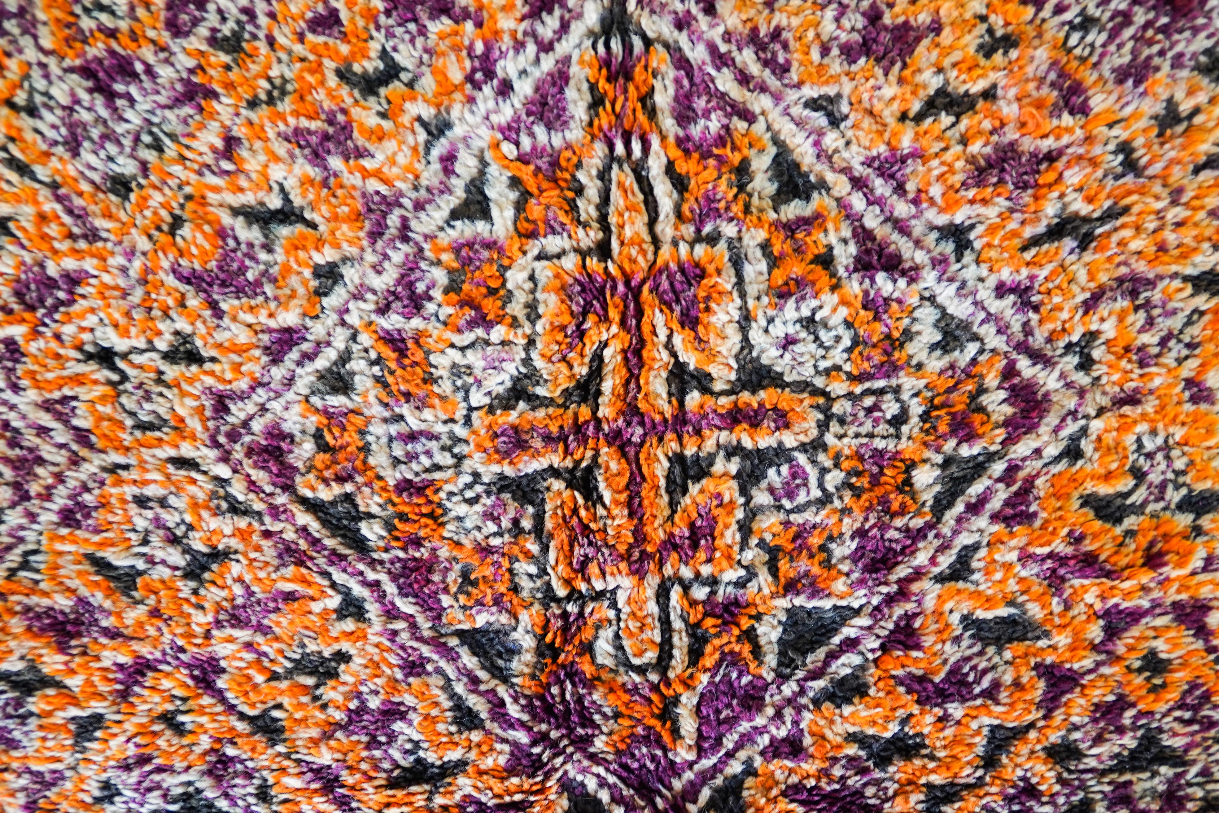 Orangefarbener marokkanischer Vintage-Teppich aus den 70ern  100% Wolle  5.2x11 Ft 160x330 Cm im Zustand „Gut“ im Angebot in Salé, MA