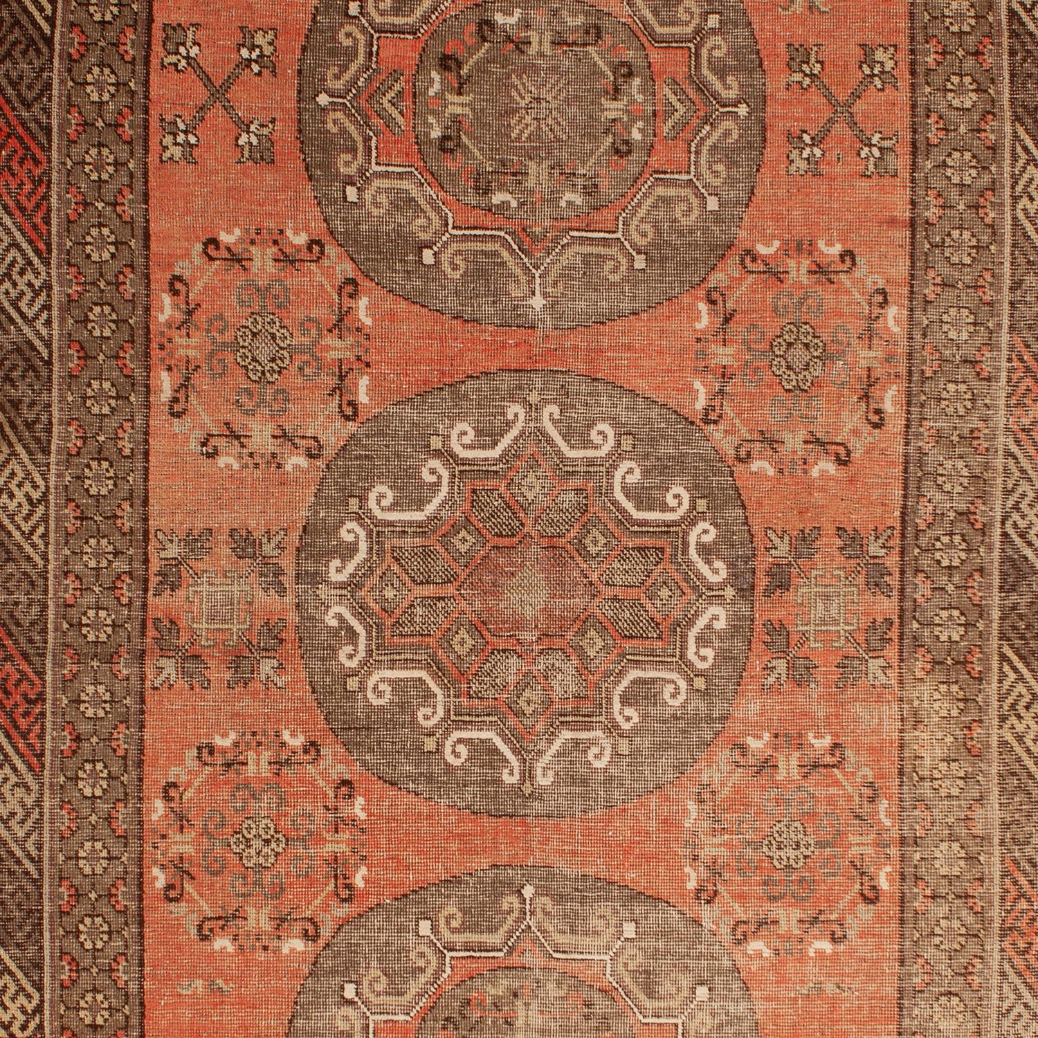 Rehaussez votre décoration intérieure avec cet exquis tapis Orange Vintage Traditional Kohtan Wool - 5'3