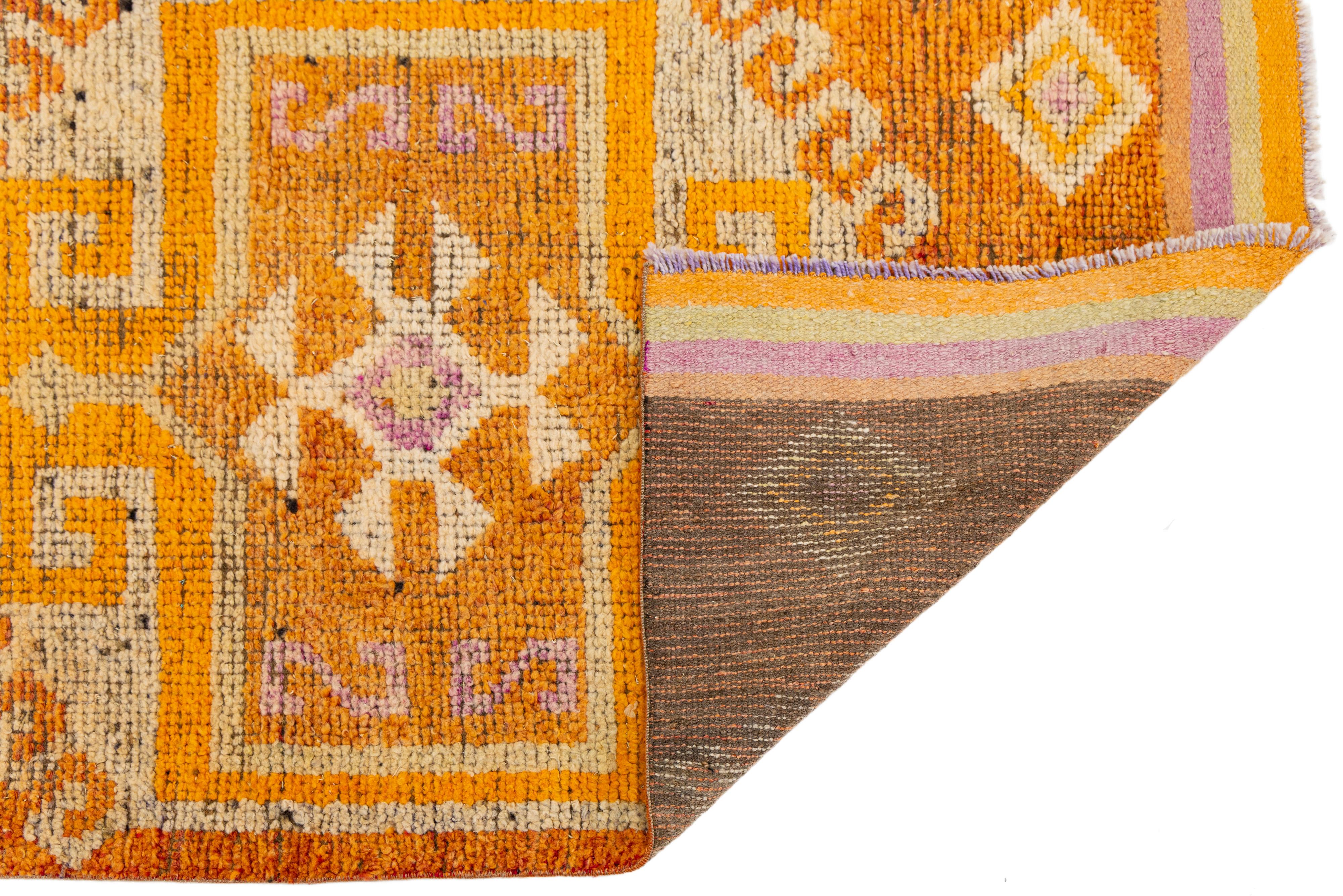 Traves de Mesa de Lana Turca Vintage Naranja con Diseño Geométrico Tribal Moderno de mediados de siglo en venta