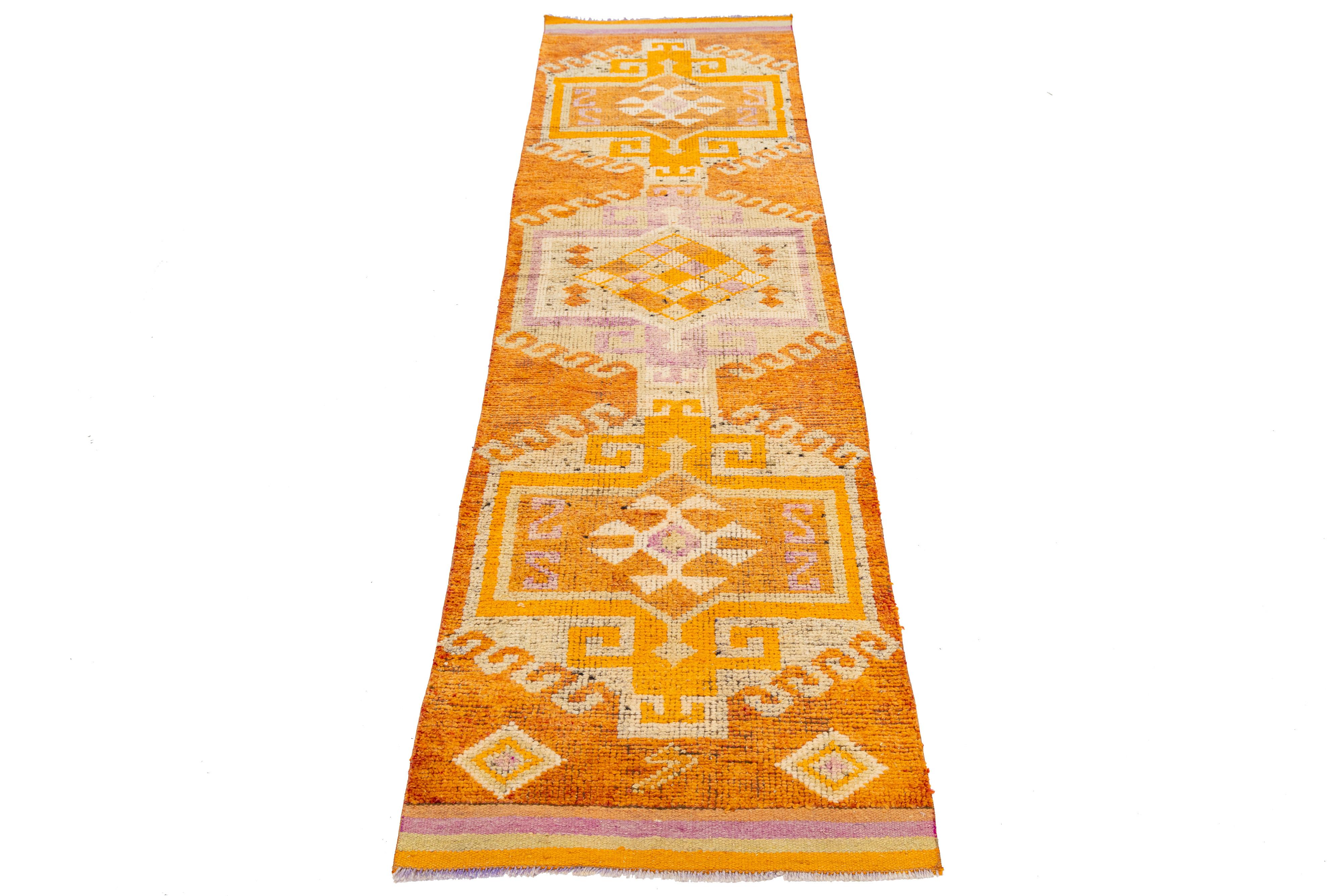 Traves de Mesa de Lana Turca Vintage Naranja con Diseño Geométrico Tribal en Excelente estado para la venta en Norwalk, CT