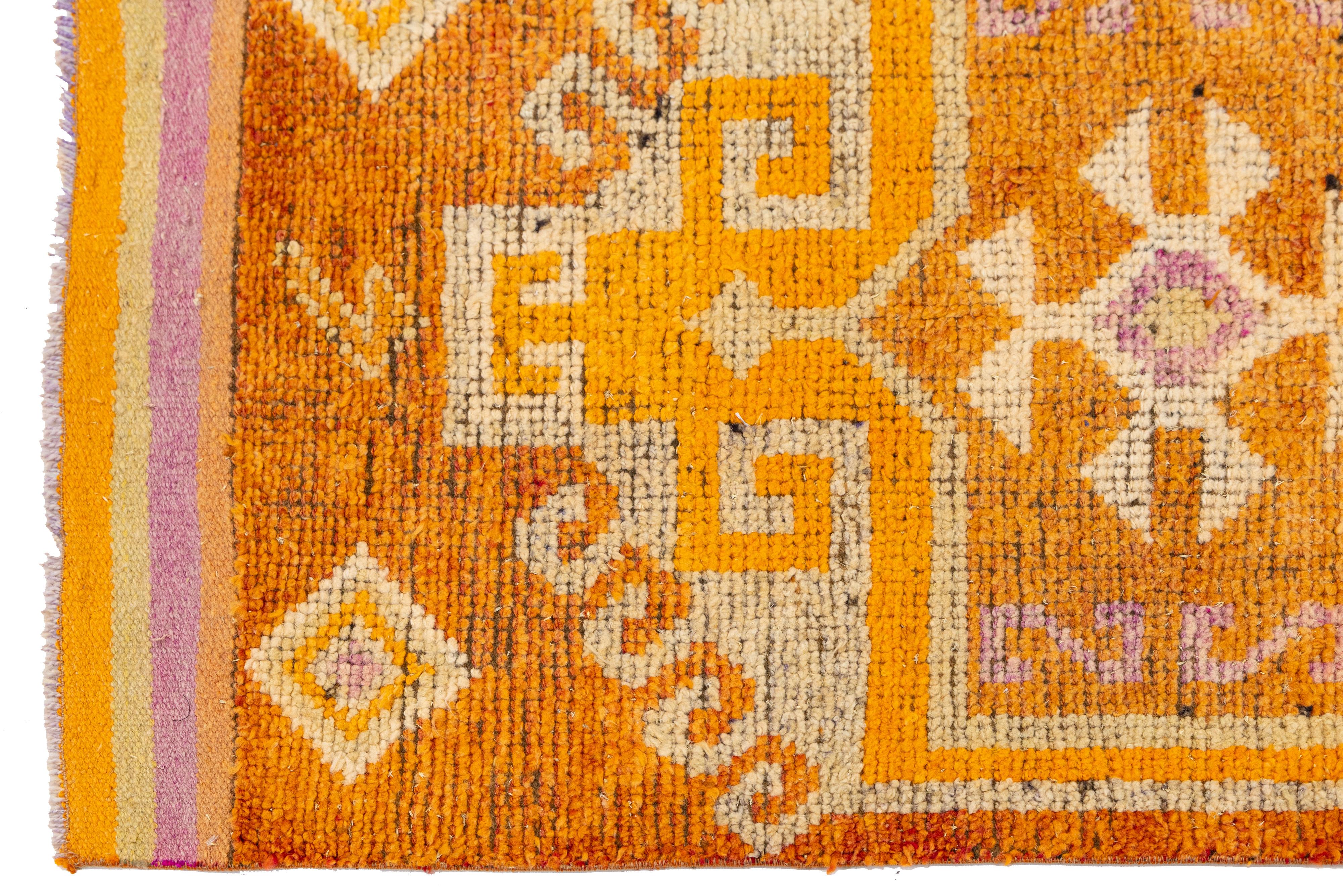Traves de Mesa de Lana Turca Vintage Naranja con Diseño Geométrico Tribal siglo XX en venta