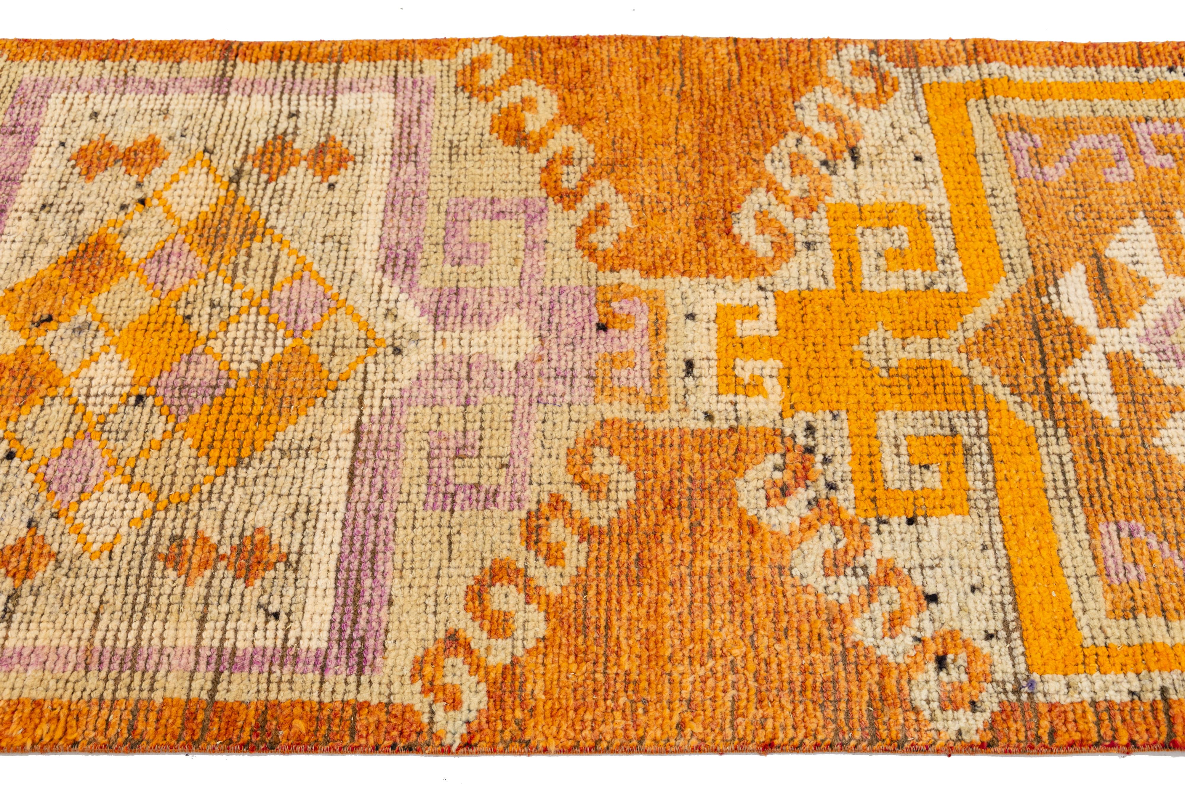 Traves de Mesa de Lana Turca Vintage Naranja con Diseño Geométrico Tribal en venta 1