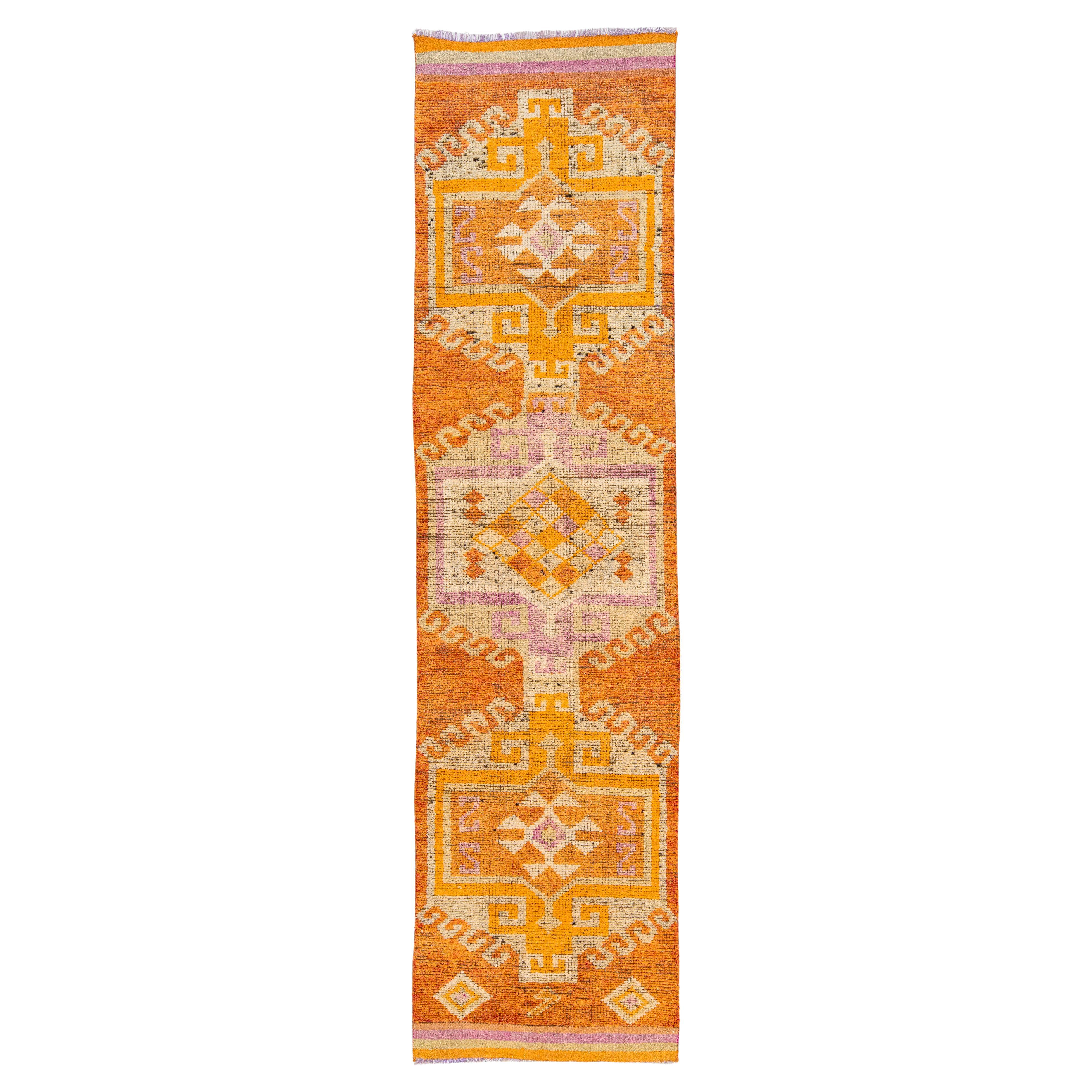 Orangefarbener Vintage-Läufer aus türkischer Wolle mit geometrischem Tribal-Design