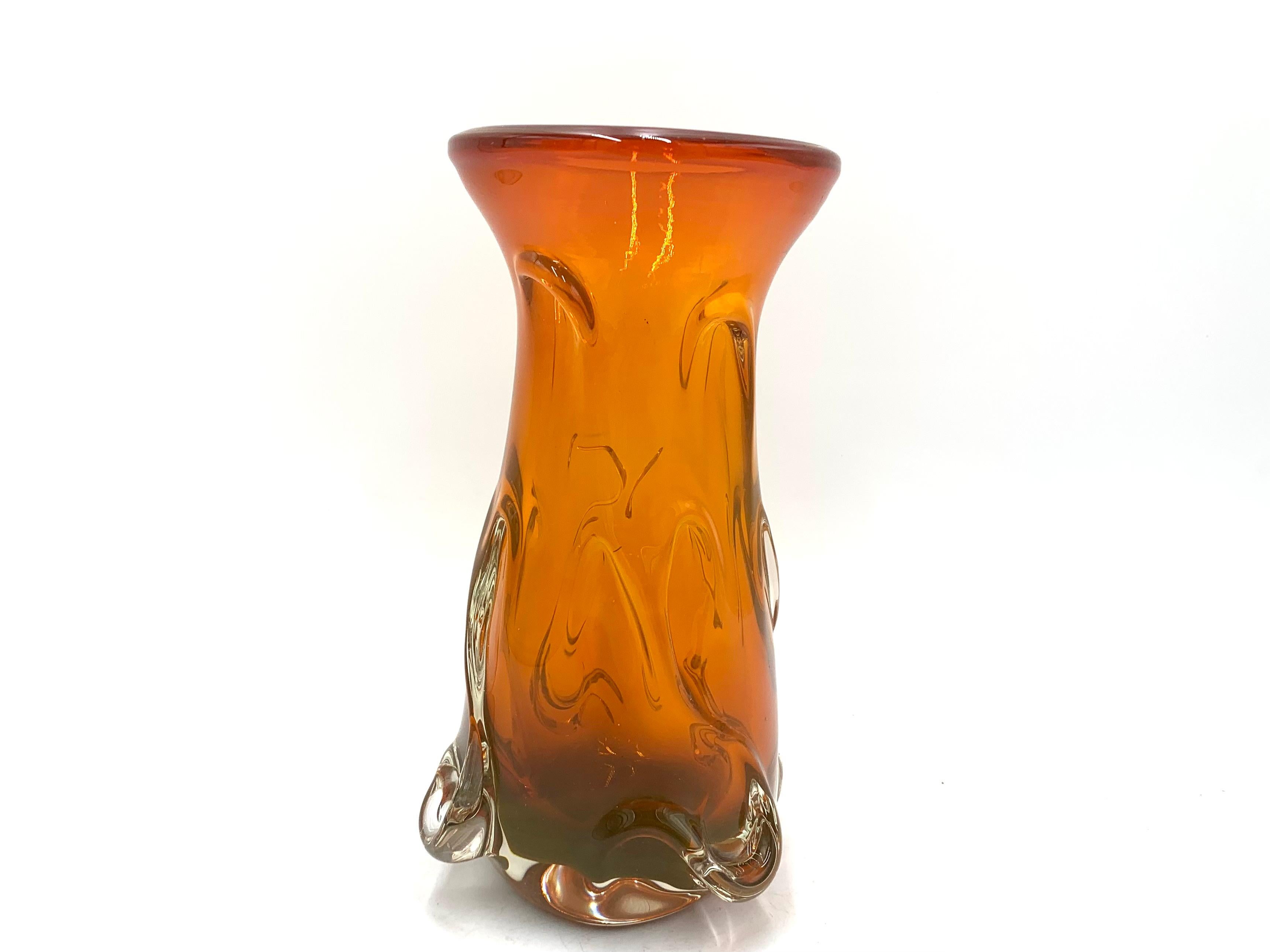 Un vase vintage orange avec une forme intéressante.

Produit en Pologne dans les années 1960 / 1970.

Très bon état.

Dimensions : hauteur 21,5 cm, diamètre 12 cm.
